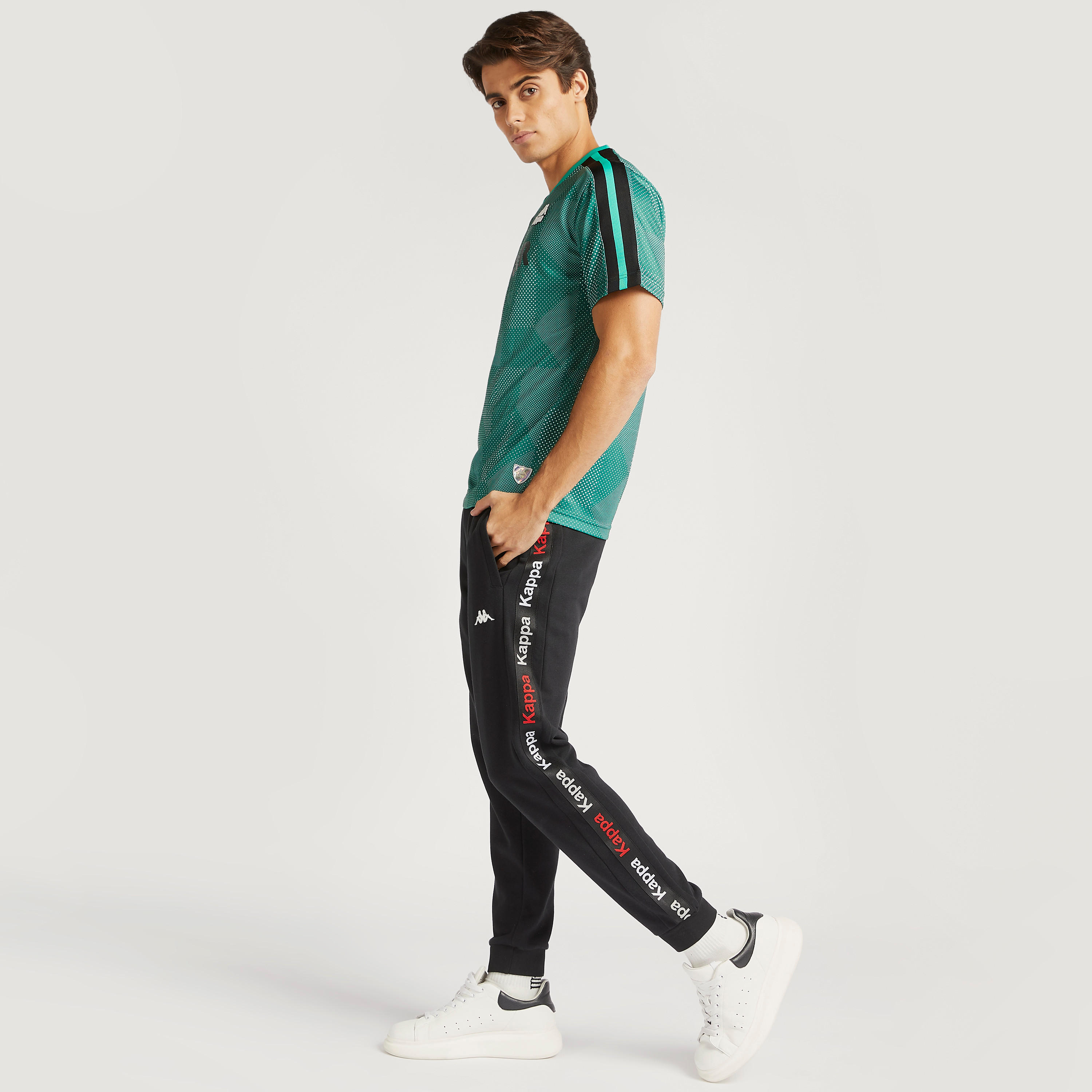 تيشيرت بياقة v وأكمام قصيرة وطبعات من كابا-men-clothing-sportswearandactivewear-tshirtsandpolos-image-2