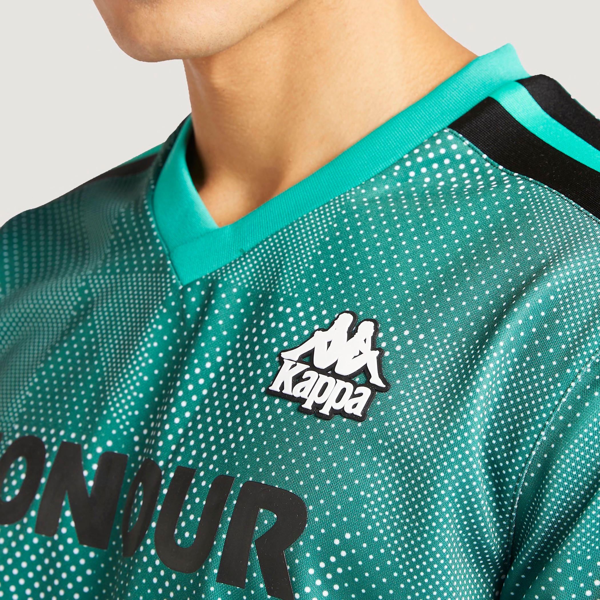 تيشيرت بياقة v وأكمام قصيرة وطبعات من كابا-men-clothing-sportswearandactivewear-tshirtsandpolos-image-3