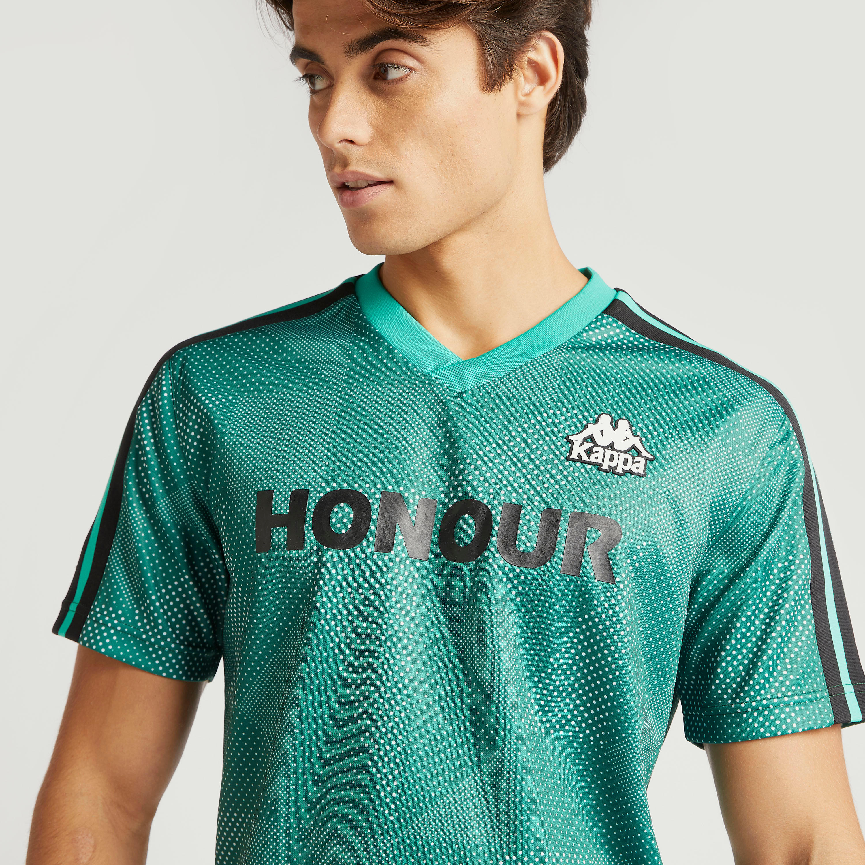 تيشيرت بياقة v وأكمام قصيرة وطبعات من كابا-men-clothing-sportswearandactivewear-tshirtsandpolos-image-4