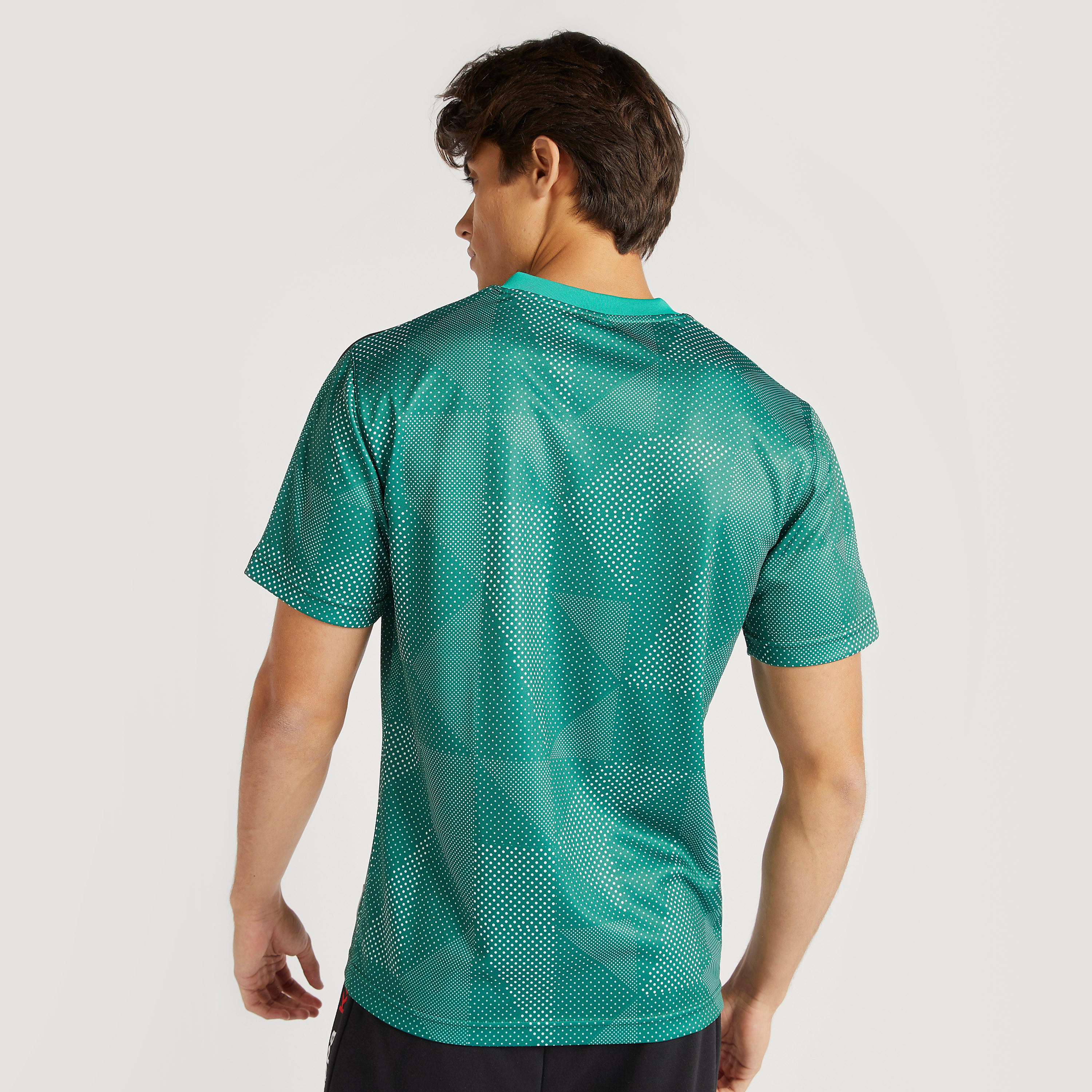تيشيرت بياقة v وأكمام قصيرة وطبعات من كابا-men-clothing-sportswearandactivewear-tshirtsandpolos-image-5