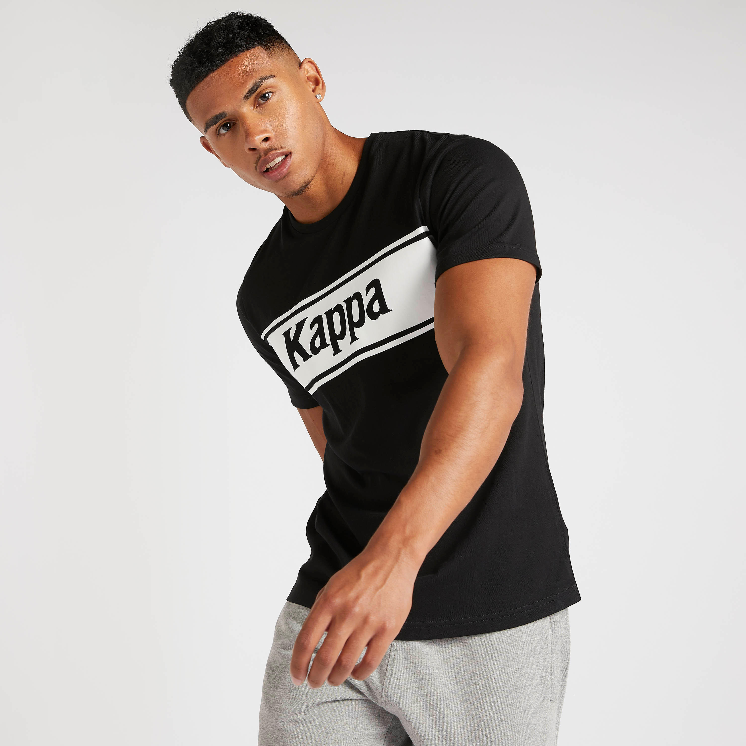 تيشيرت بياقة ضيّقة وأكمام قصيرة وطبعات من كابا-men-clothing-sportswearandactivewear-tshirtsandpolos-image-6
