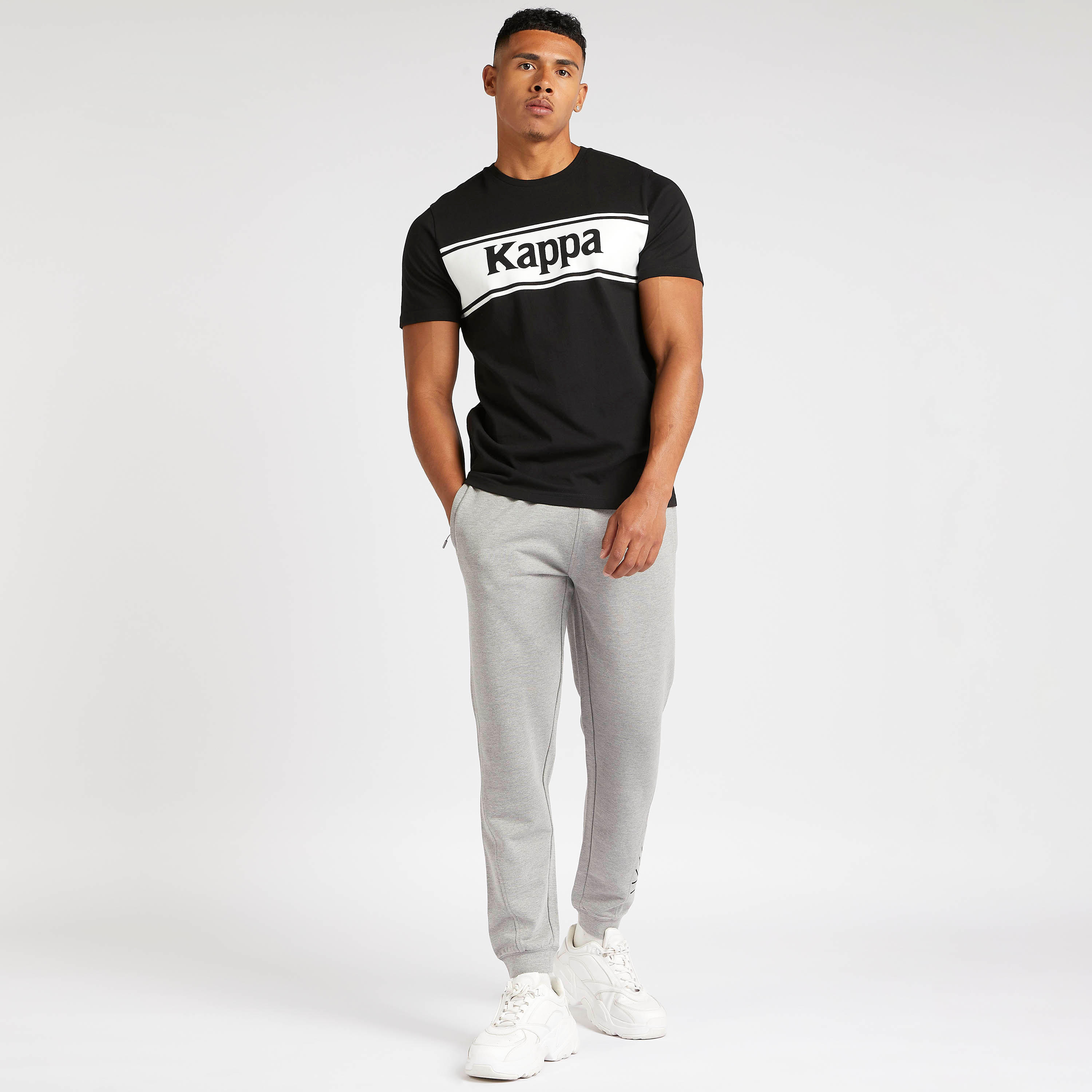 تيشيرت بياقة ضيّقة وأكمام قصيرة وطبعات من كابا-men-clothing-sportswearandactivewear-tshirtsandpolos-image-5