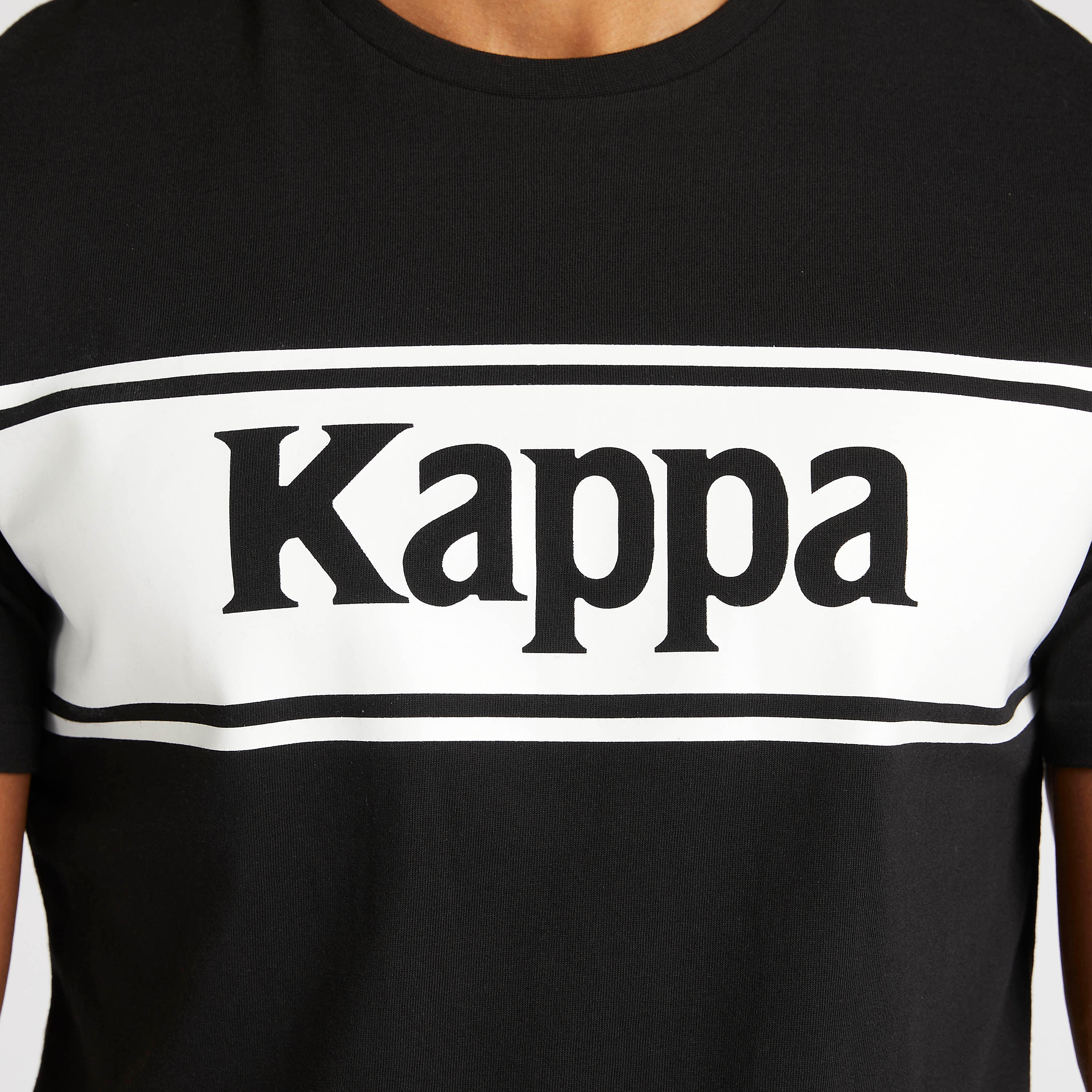 تيشيرت بياقة ضيّقة وأكمام قصيرة وطبعات من كابا-men-clothing-sportswearandactivewear-tshirtsandpolos-image-4