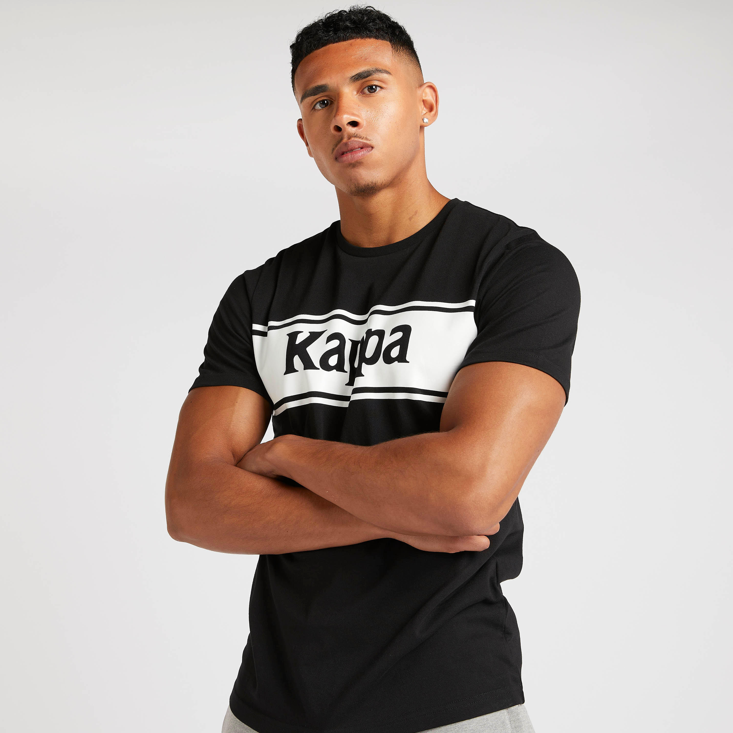 تيشيرت بياقة ضيّقة وأكمام قصيرة وطبعات من كابا-men-clothing-sportswearandactivewear-tshirtsandpolos-image-2