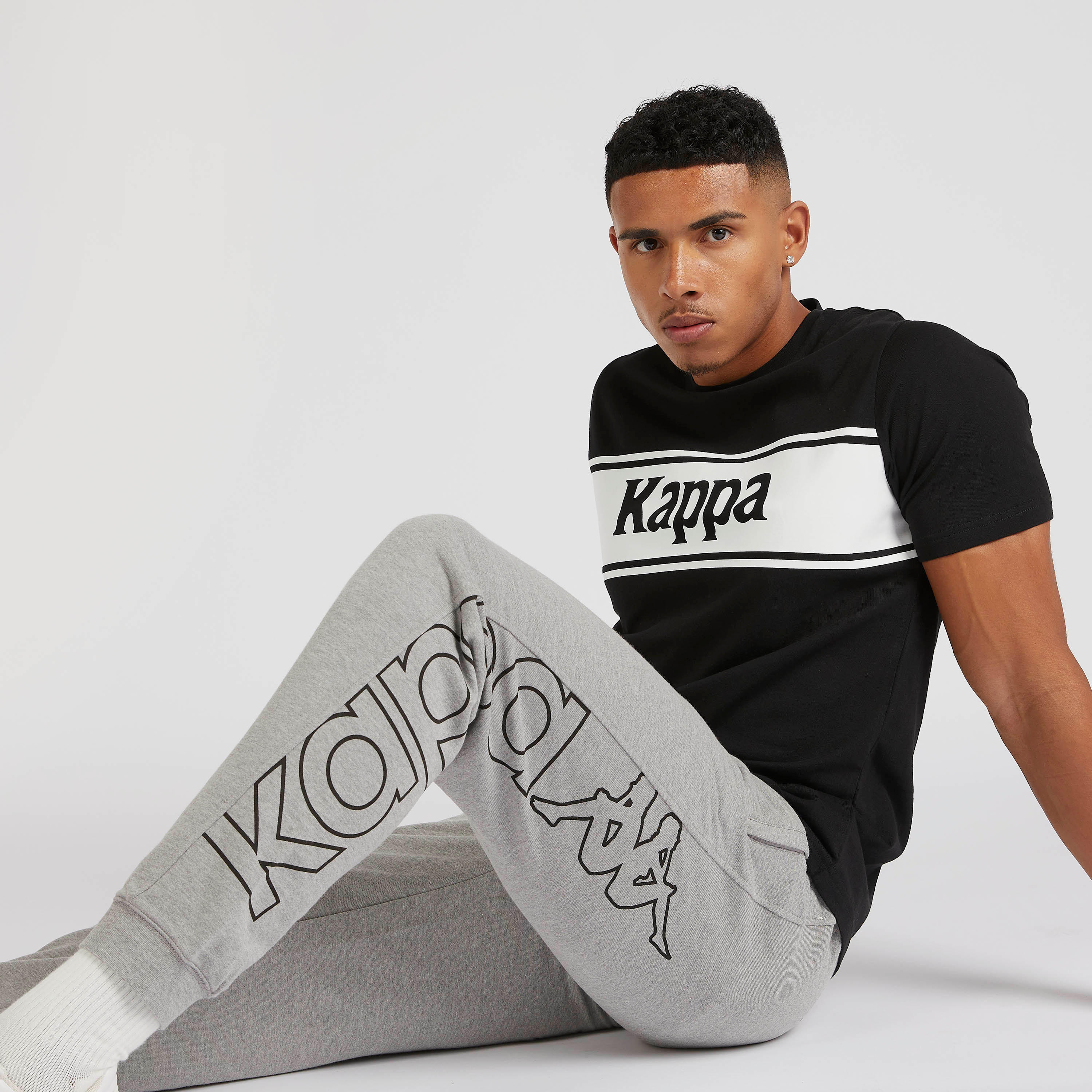 تيشيرت بياقة ضيّقة وأكمام قصيرة وطبعات من كابا-men-clothing-sportswearandactivewear-tshirtsandpolos-image-1