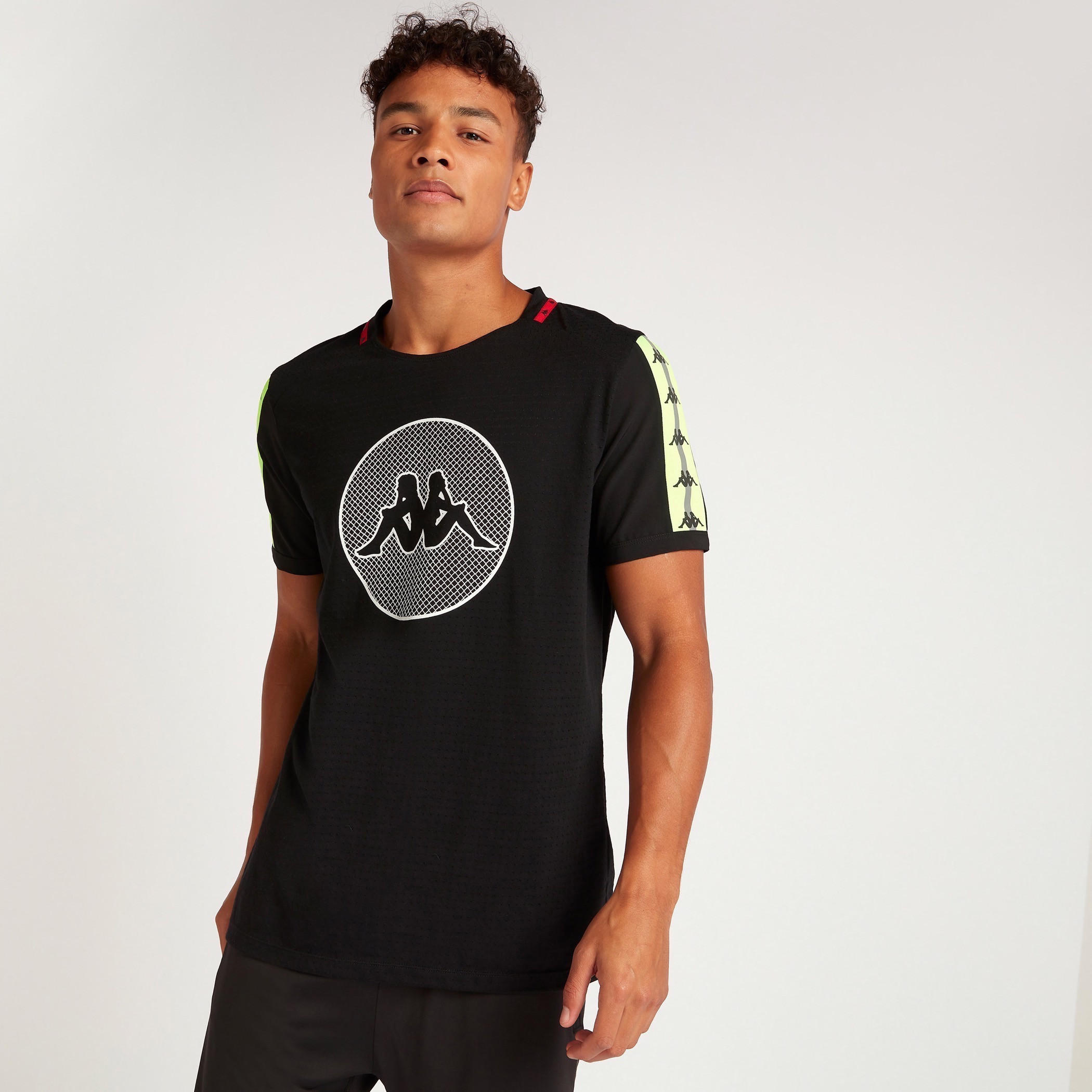تيشيرت بياقة ضيّقة وأكمام قصيرة وطبعات من كابا-men-clothing-sportswearandactivewear-tshirtsandpolos-image-1