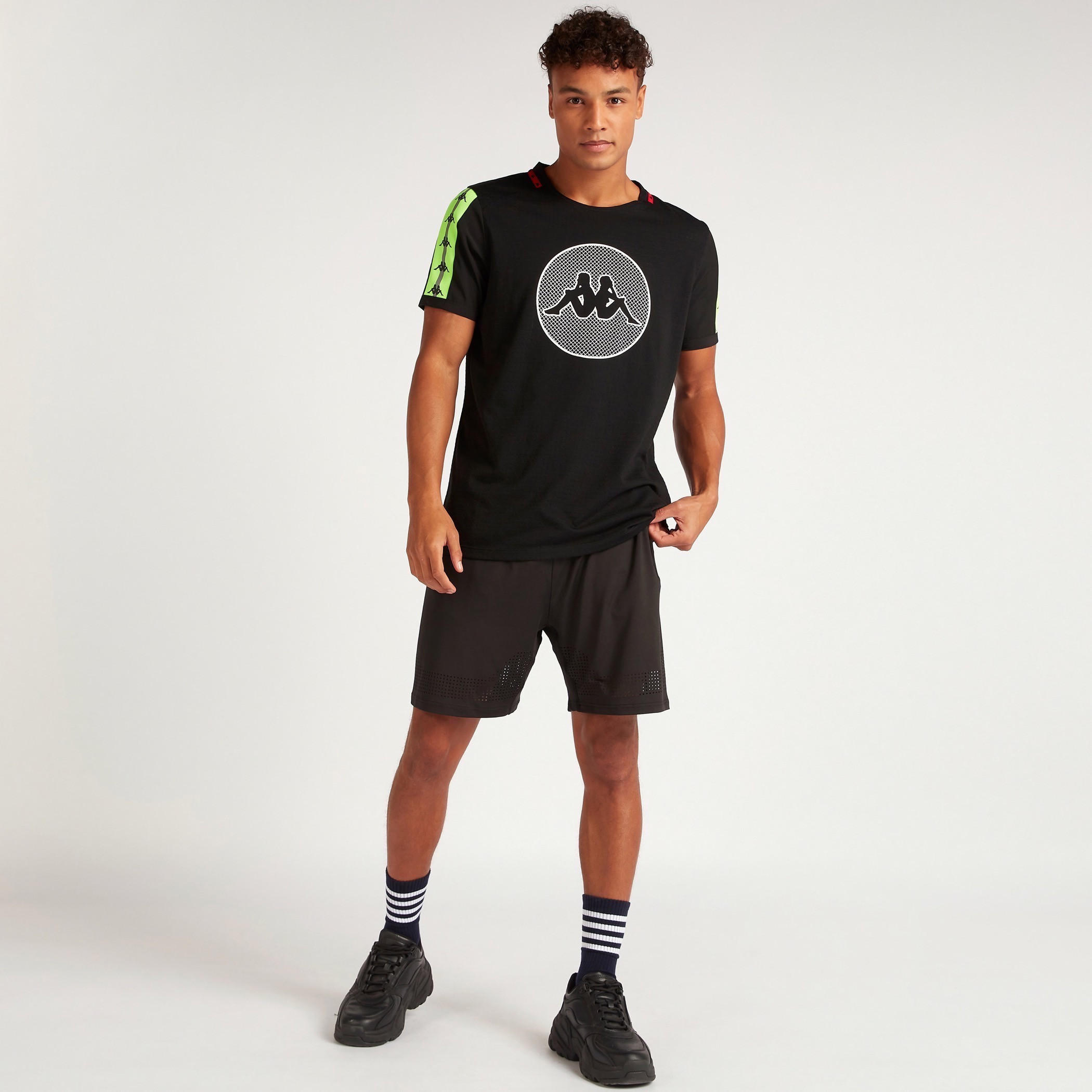 تيشيرت بياقة ضيّقة وأكمام قصيرة وطبعات من كابا-men-clothing-sportswearandactivewear-tshirtsandpolos-image-2