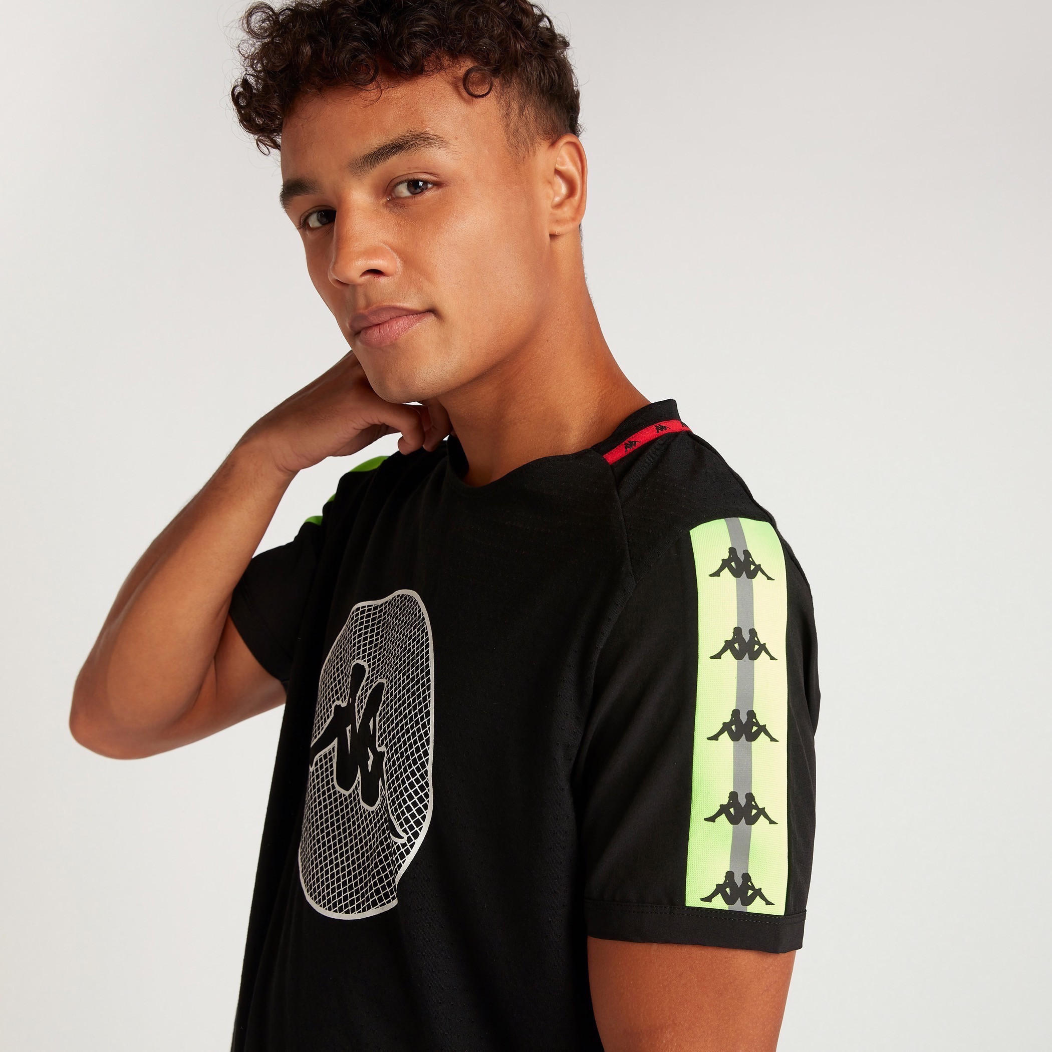 تيشيرت بياقة ضيّقة وأكمام قصيرة وطبعات من كابا-men-clothing-sportswearandactivewear-tshirtsandpolos-image-3