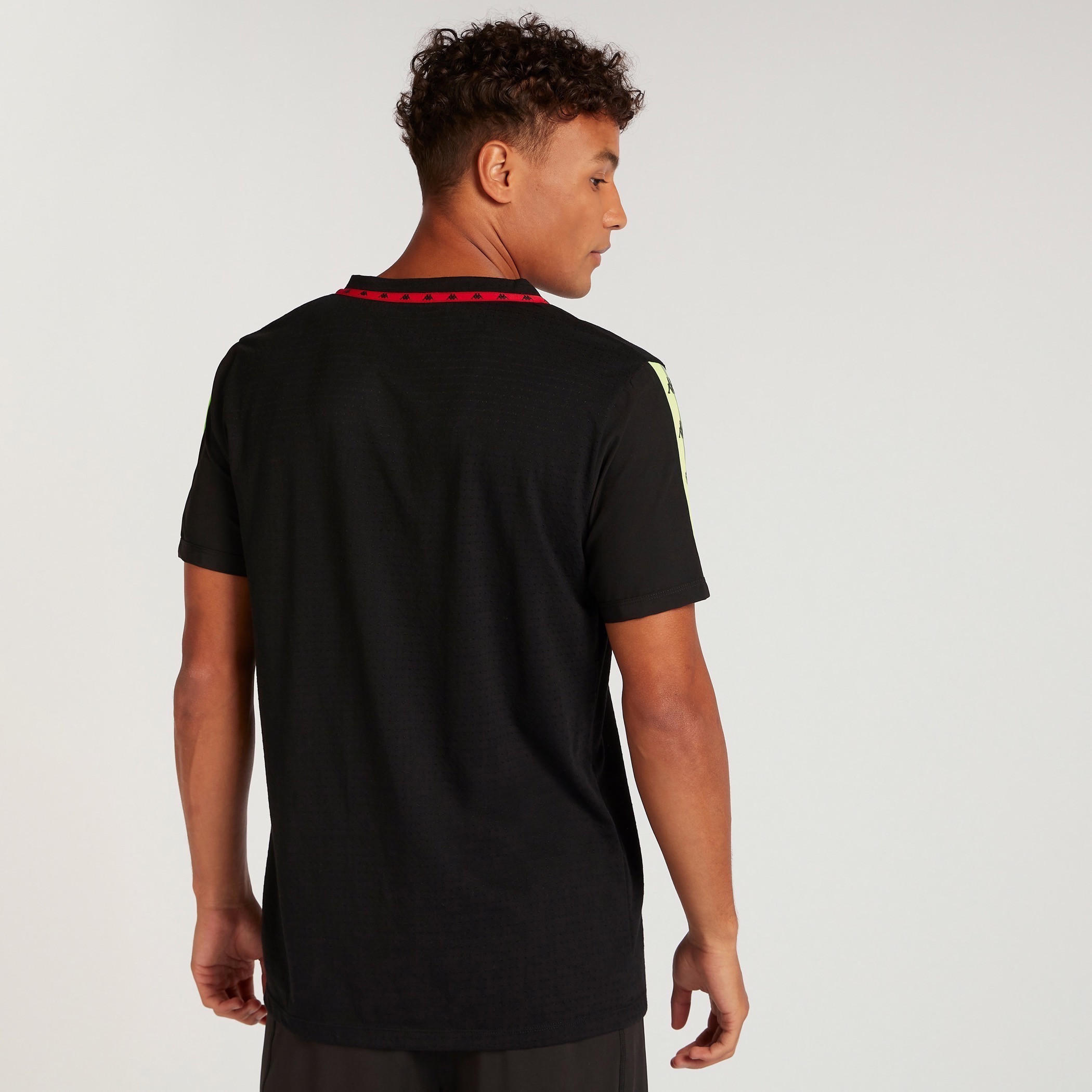 تيشيرت بياقة ضيّقة وأكمام قصيرة وطبعات من كابا-men-clothing-sportswearandactivewear-tshirtsandpolos-image-4