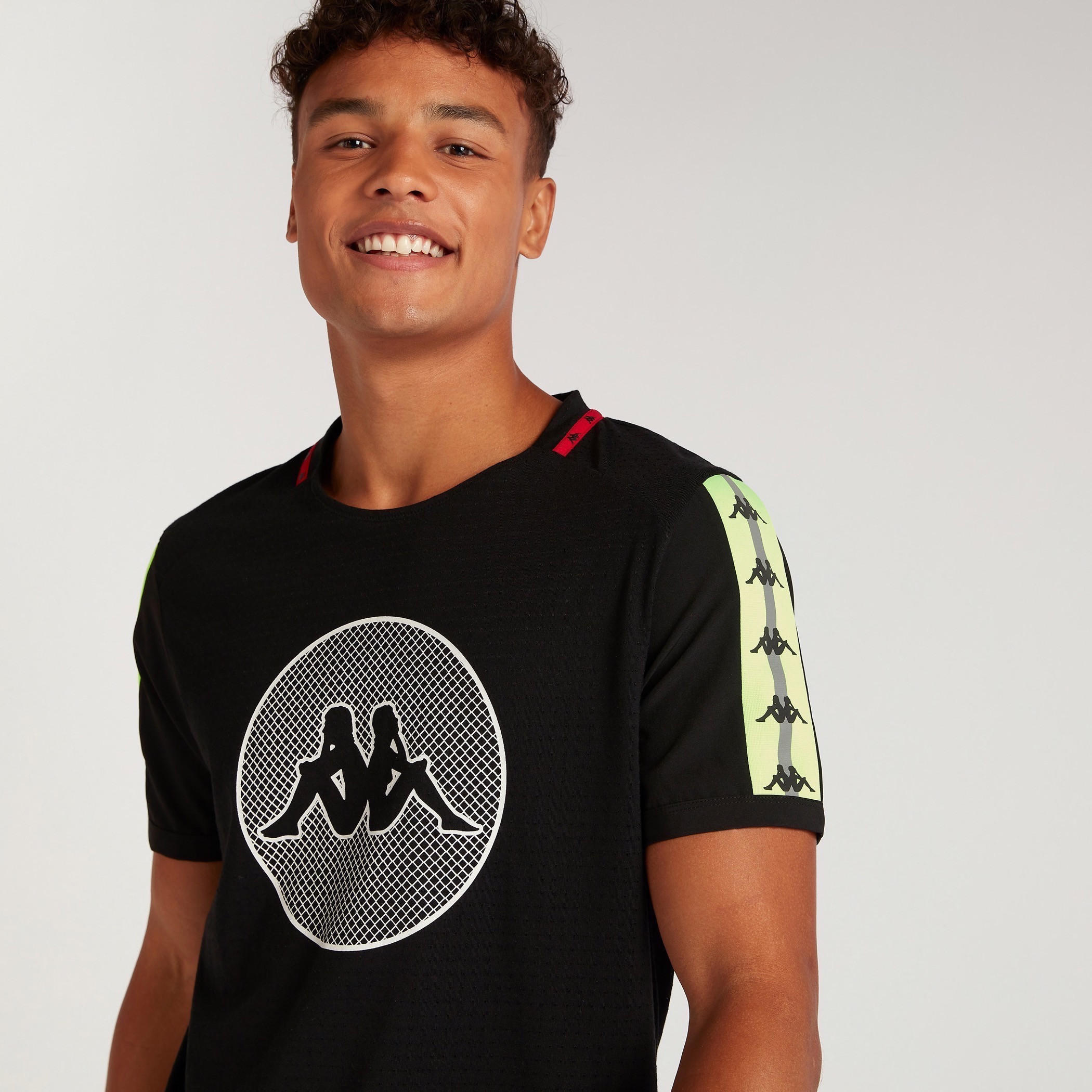 تيشيرت بياقة ضيّقة وأكمام قصيرة وطبعات من كابا-men-clothing-sportswearandactivewear-tshirtsandpolos-image-5