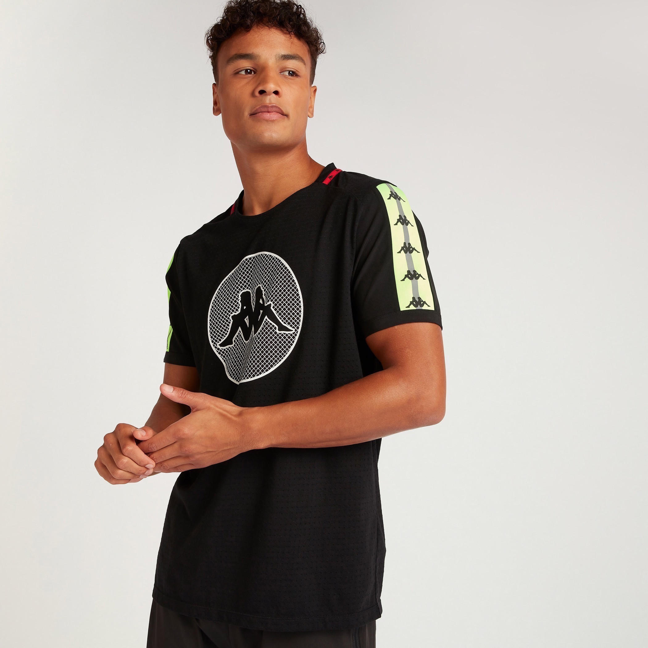 تيشيرت بياقة ضيّقة وأكمام قصيرة وطبعات من كابا-men-clothing-sportswearandactivewear-tshirtsandpolos-image-6