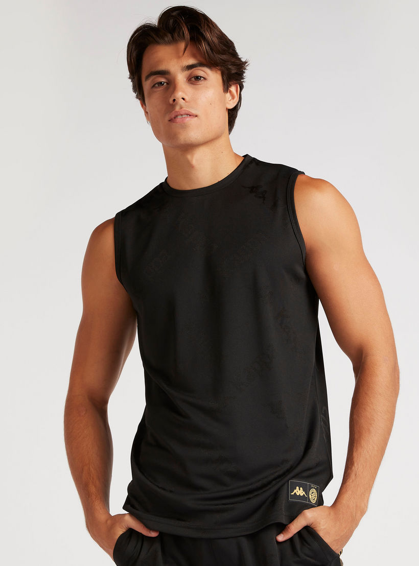 تيشيرت دون أكمام بياقة ضيّقة وطبعات من كابا-men-clothing-sportswearandactivewear-tshirtsandpolos-image-6