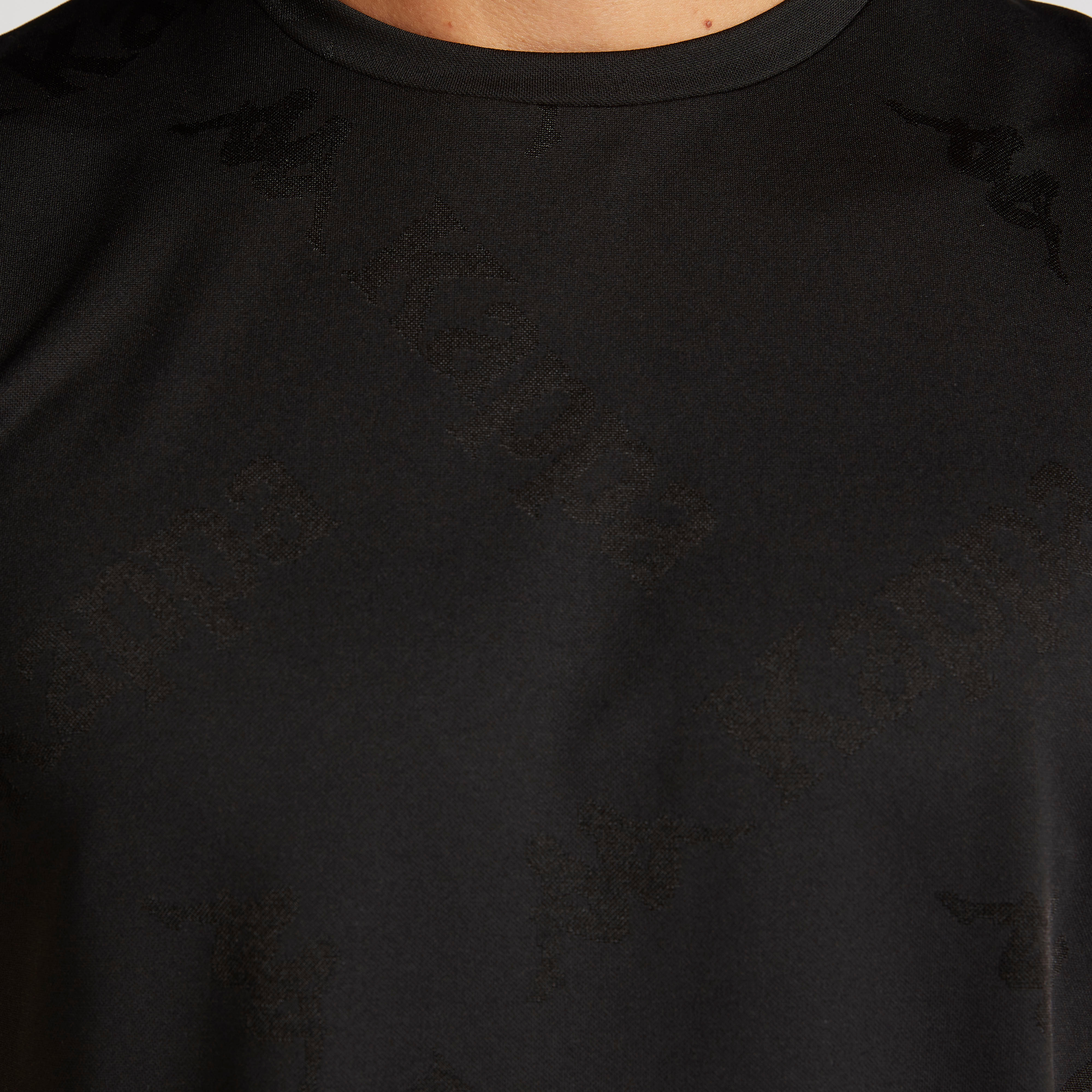 تيشيرت دون أكمام بياقة ضيّقة وطبعات من كابا-men-clothing-sportswearandactivewear-tshirtsandpolos-image-4