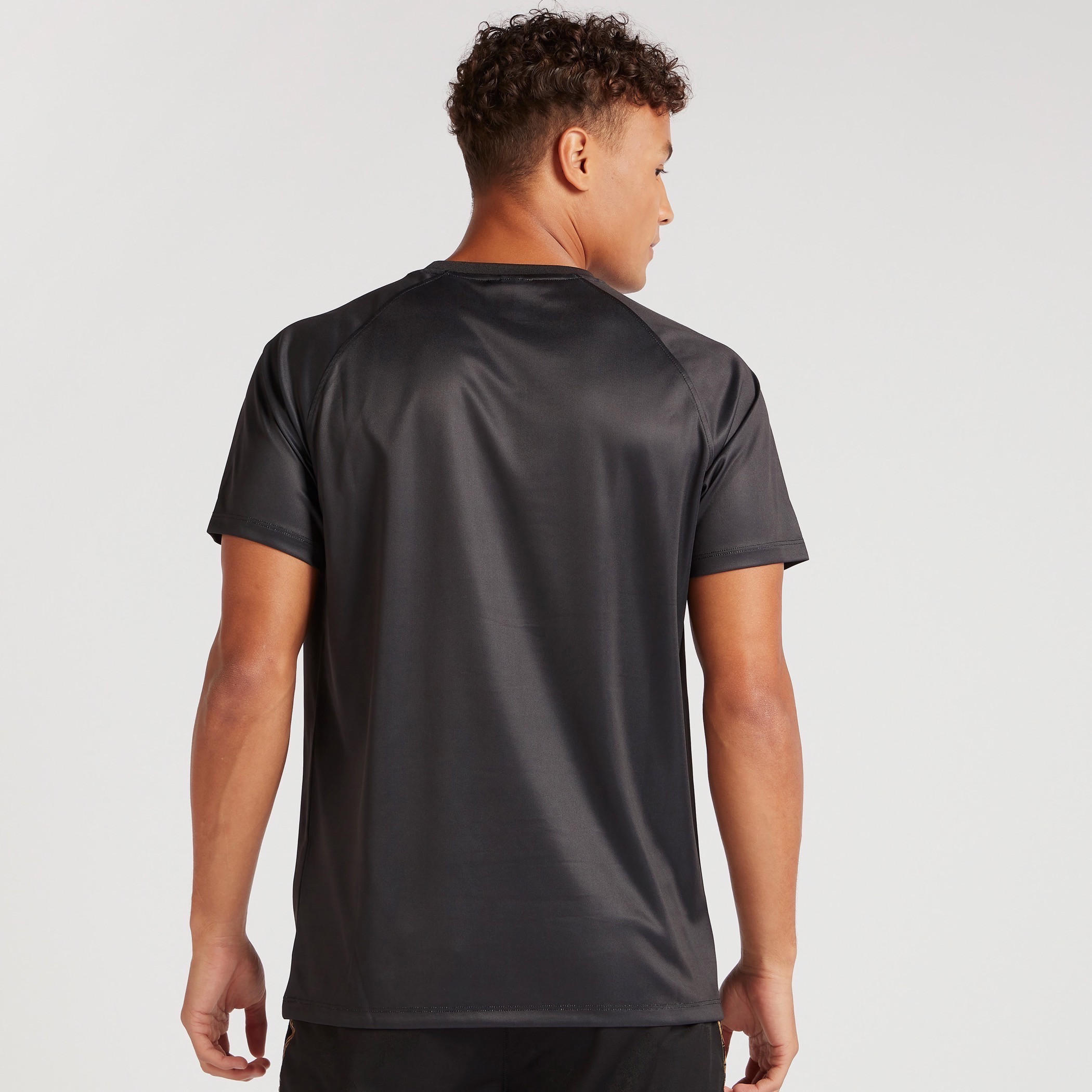 تيشيرت مخطّط بأكمام قصيرة من كابا-men-clothing-sportswearandactivewear-tshirtsandpolos-image-4