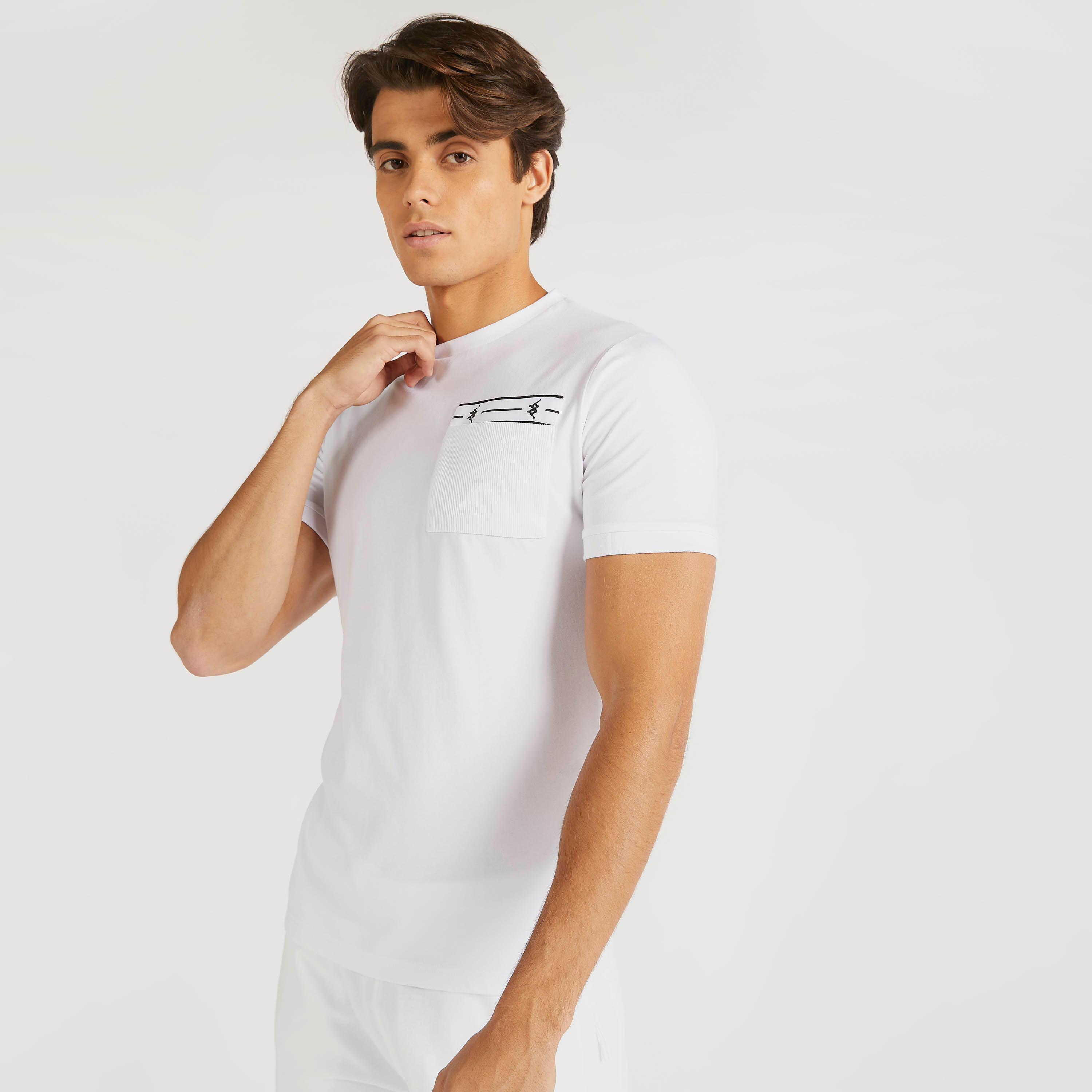 تيشيرت سادة بياقة ضيّقة وجيب على الصدر من بوسيني-men-clothing-sportswearandactivewear-tshirtsandpolos-image-1