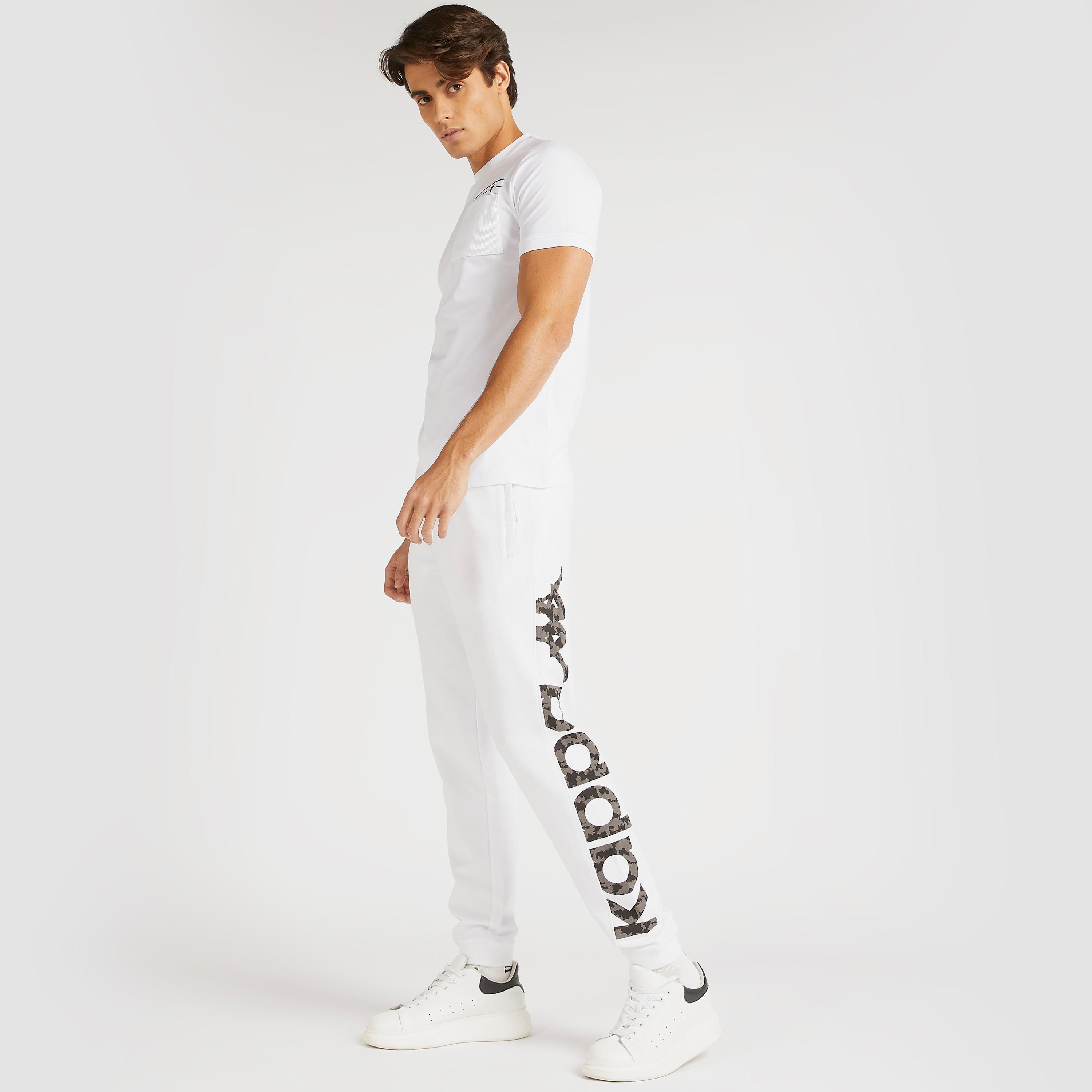تيشيرت سادة بياقة ضيّقة وجيب على الصدر من بوسيني-men-clothing-sportswearandactivewear-tshirtsandpolos-image-2