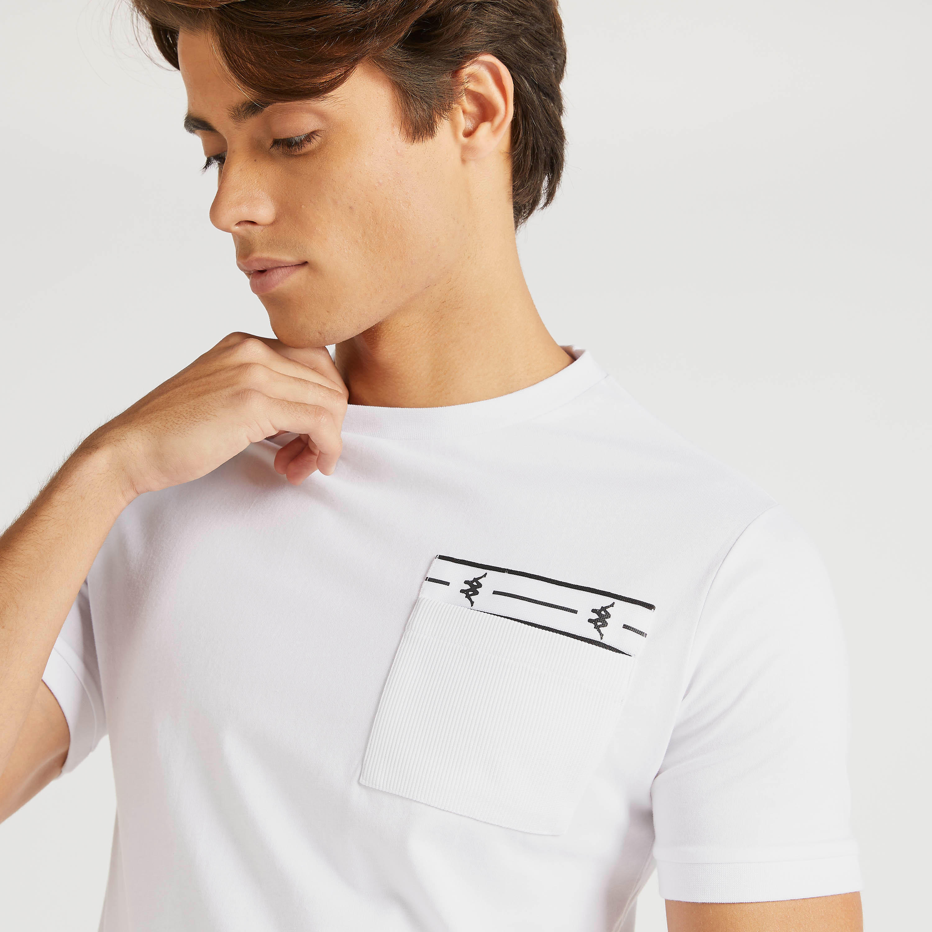 تيشيرت سادة بياقة ضيّقة وجيب على الصدر من بوسيني-men-clothing-sportswearandactivewear-tshirtsandpolos-image-3