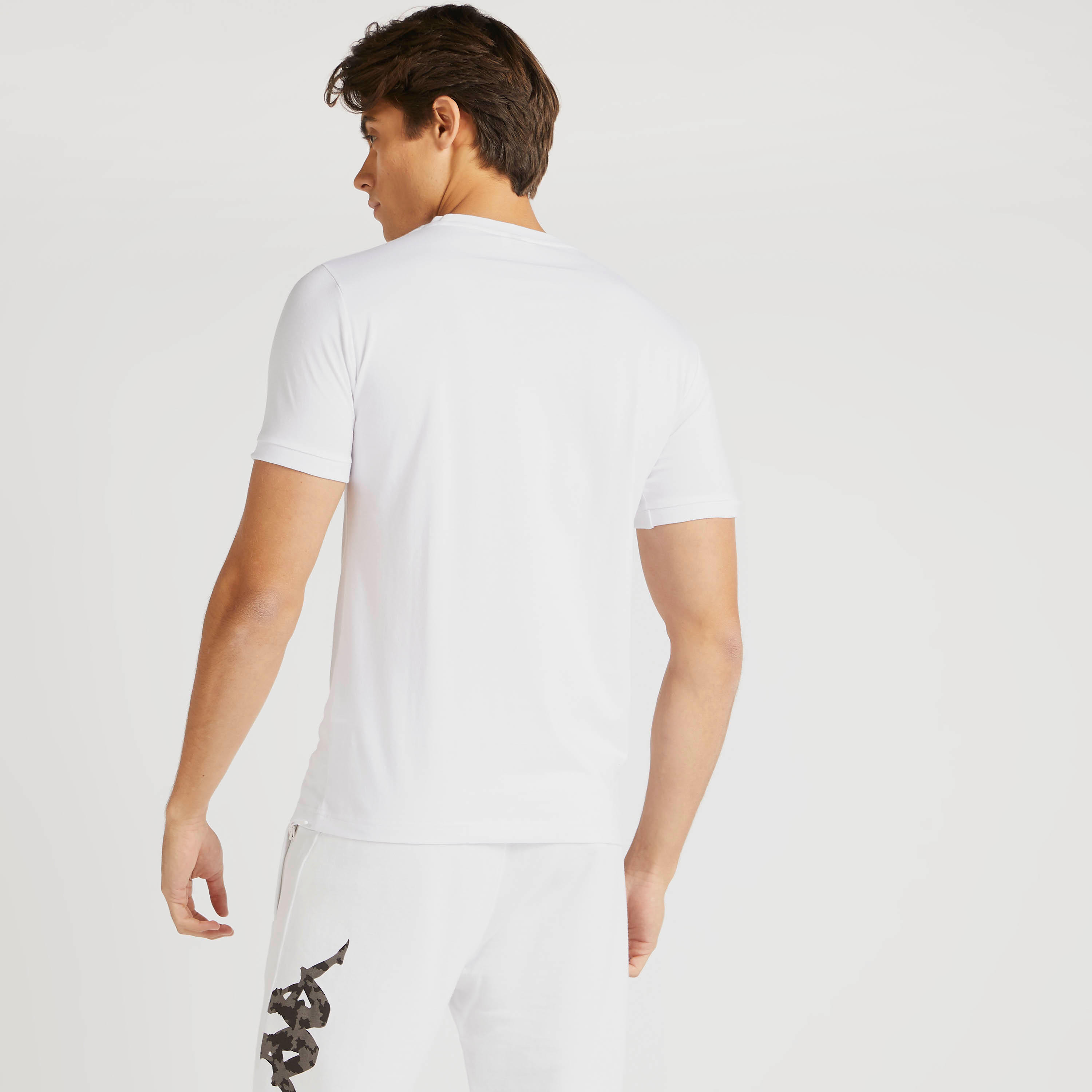 تيشيرت سادة بياقة ضيّقة وجيب على الصدر من بوسيني-men-clothing-sportswearandactivewear-tshirtsandpolos-image-4