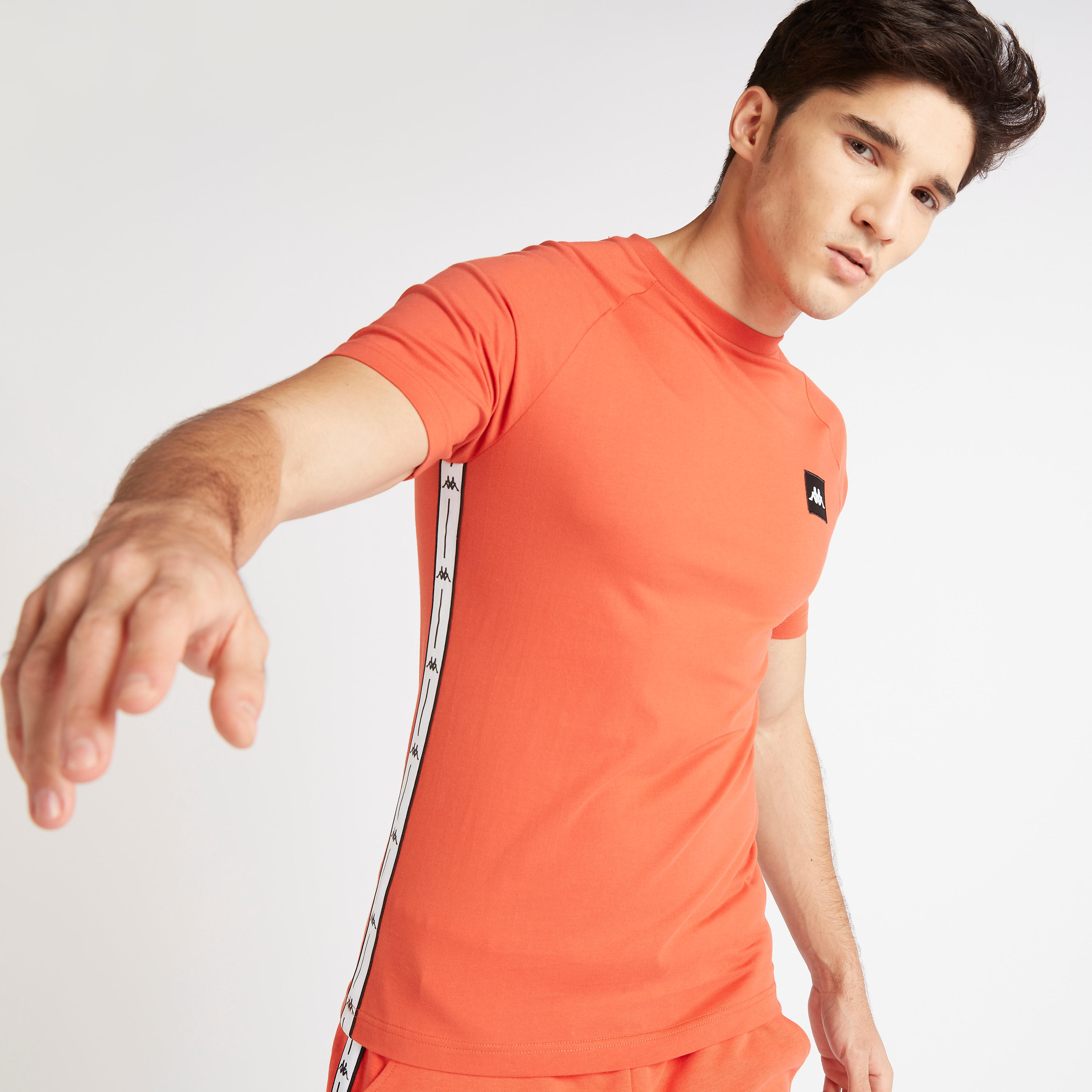 تيشيرت بياقة ضيقة وأكمام قصيرة وبتفاصيل شعار من كابا-men-clothing-sportswearandactivewear-tshirtsandpolos-image-1