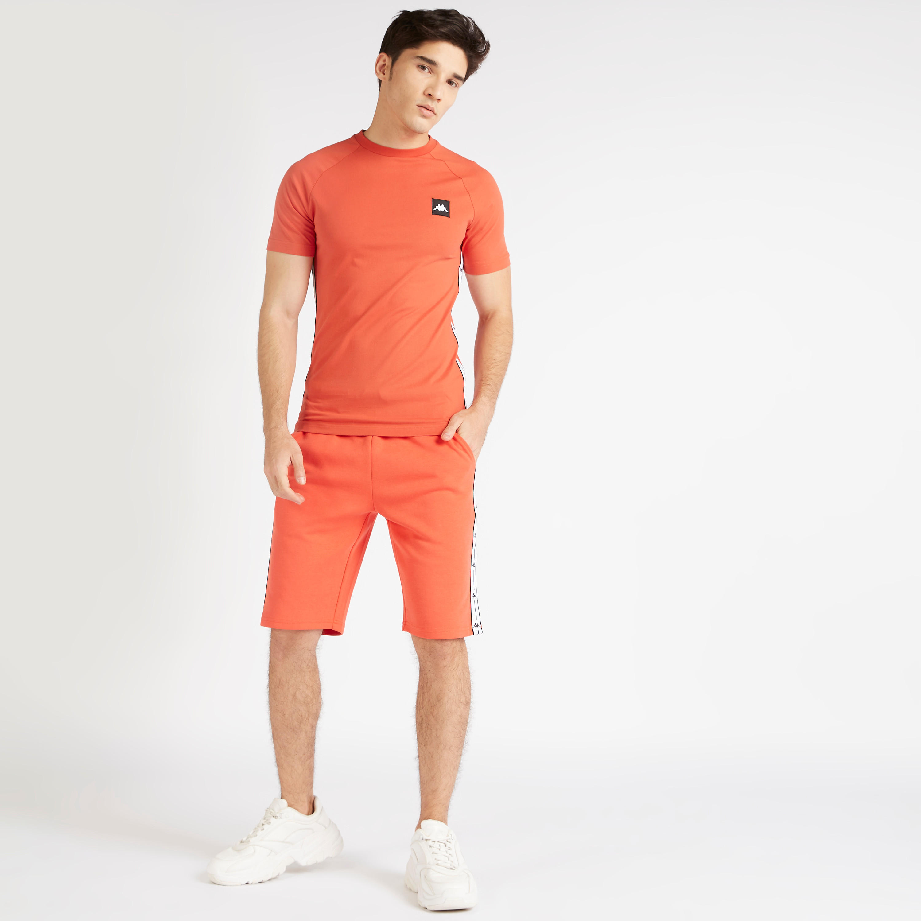 تيشيرت بياقة ضيقة وأكمام قصيرة وبتفاصيل شعار من كابا-men-clothing-sportswearandactivewear-tshirtsandpolos-image-2