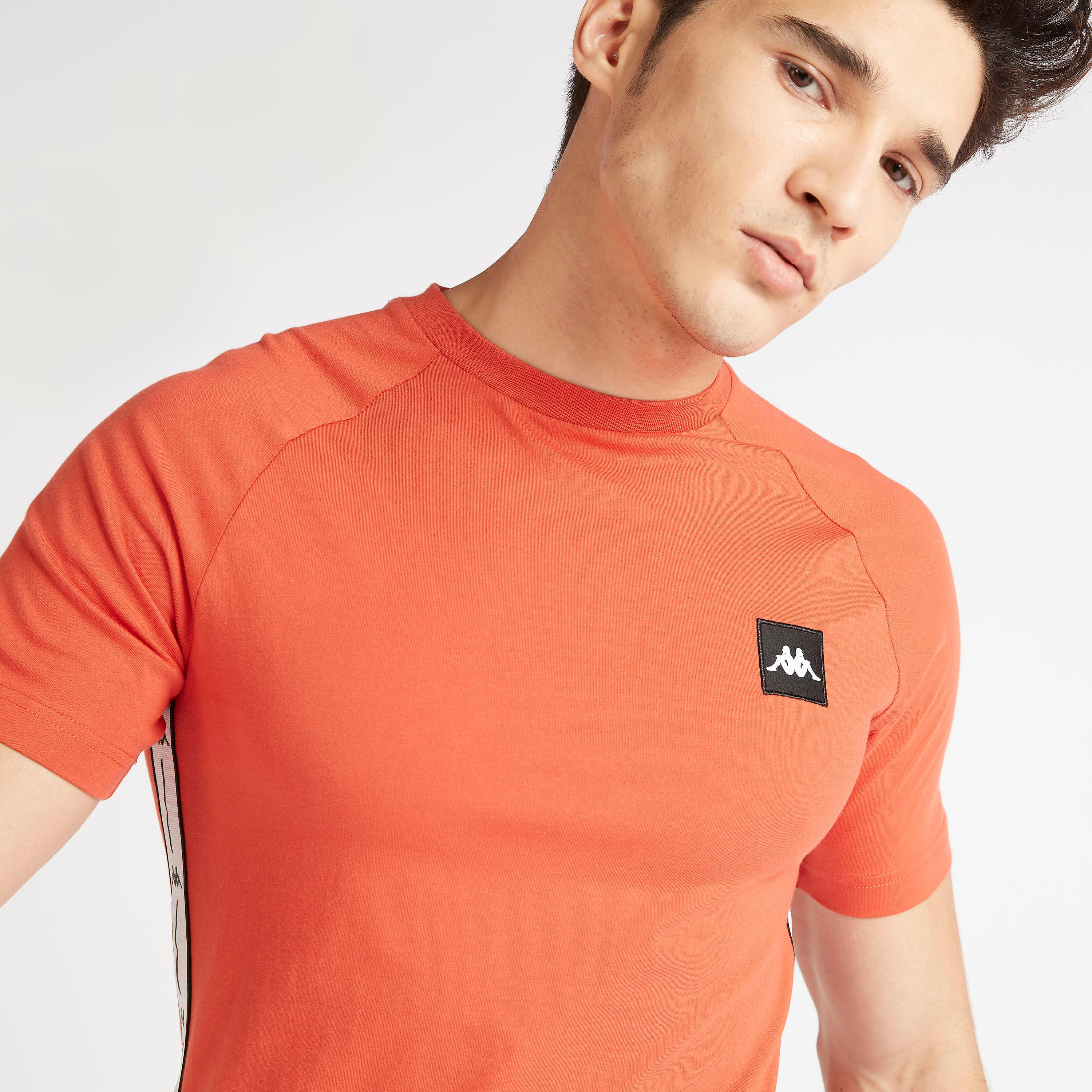 تيشيرت بياقة ضيقة وأكمام قصيرة وبتفاصيل شعار من كابا-men-clothing-sportswearandactivewear-tshirtsandpolos-image-3