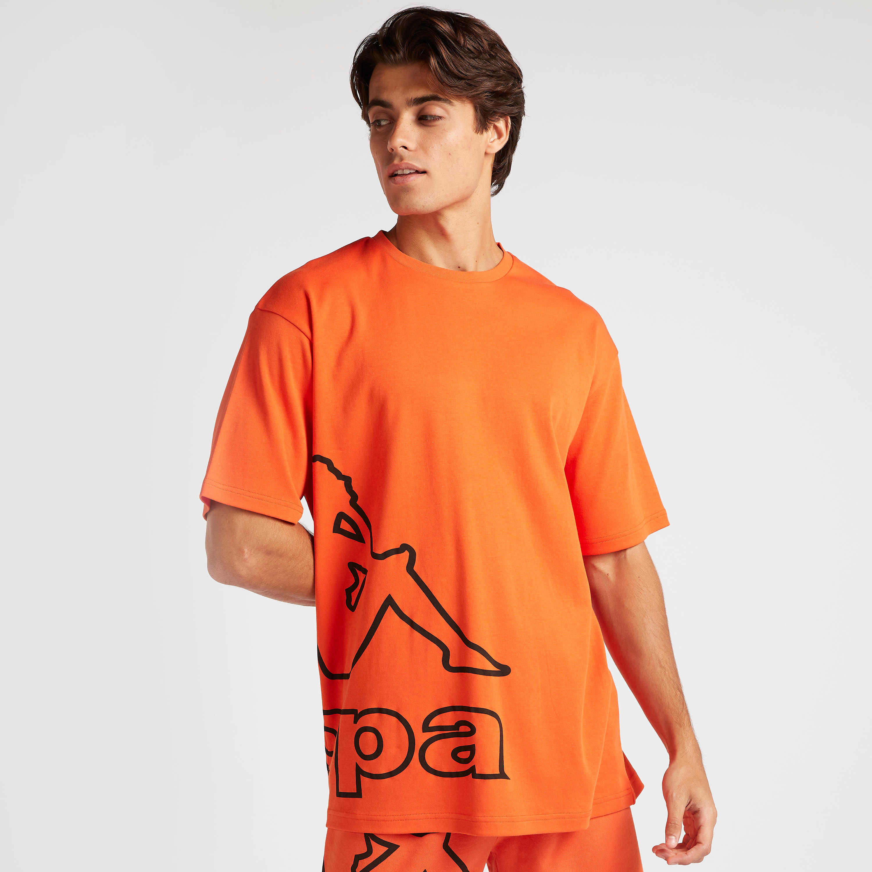 تيشيرت واسع بطبعات شعار وياقة ضيّقة من كابا-men-clothing-sportswearandactivewear-tshirtsandpolos-image-1