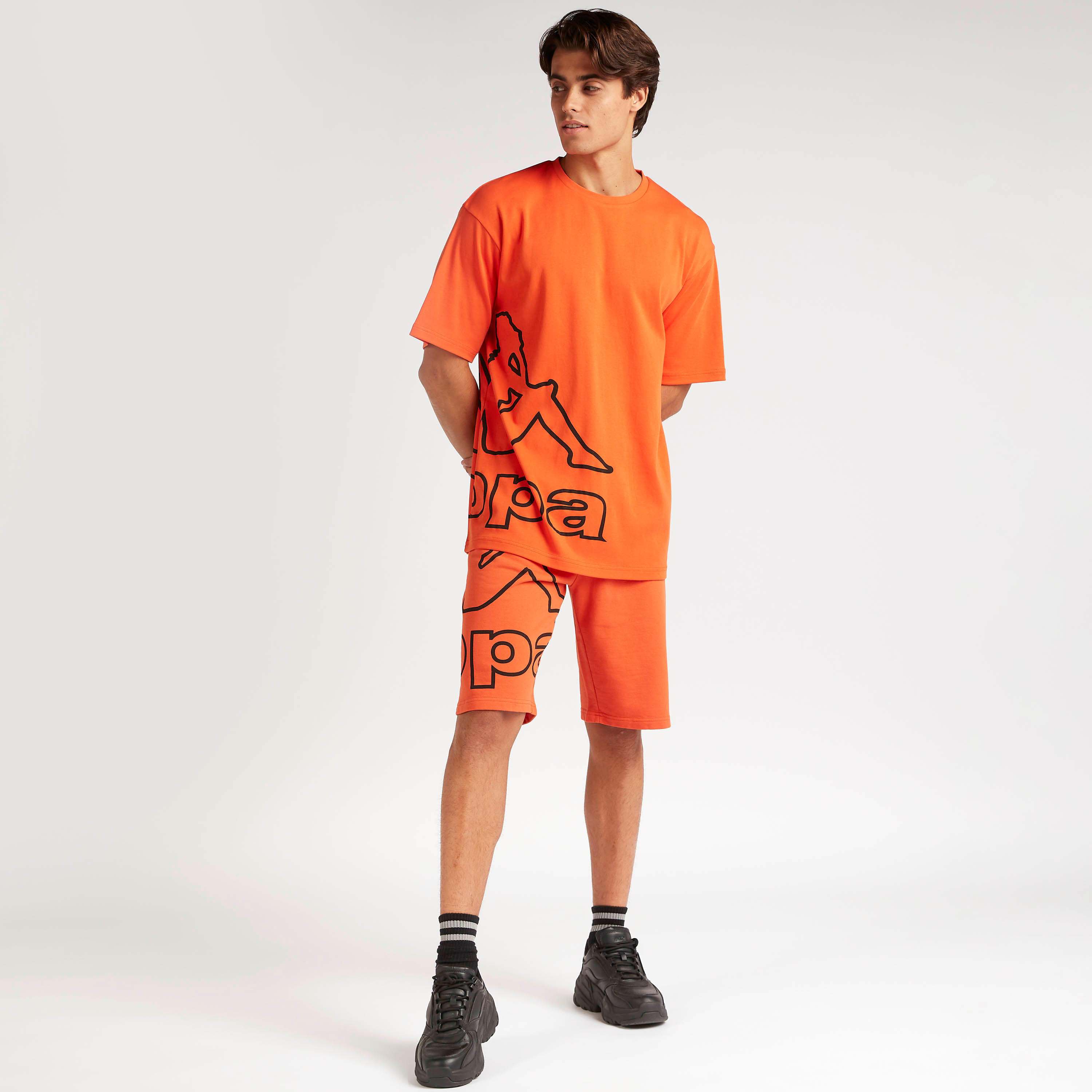 تيشيرت واسع بطبعات شعار وياقة ضيّقة من كابا-men-clothing-sportswearandactivewear-tshirtsandpolos-image-2