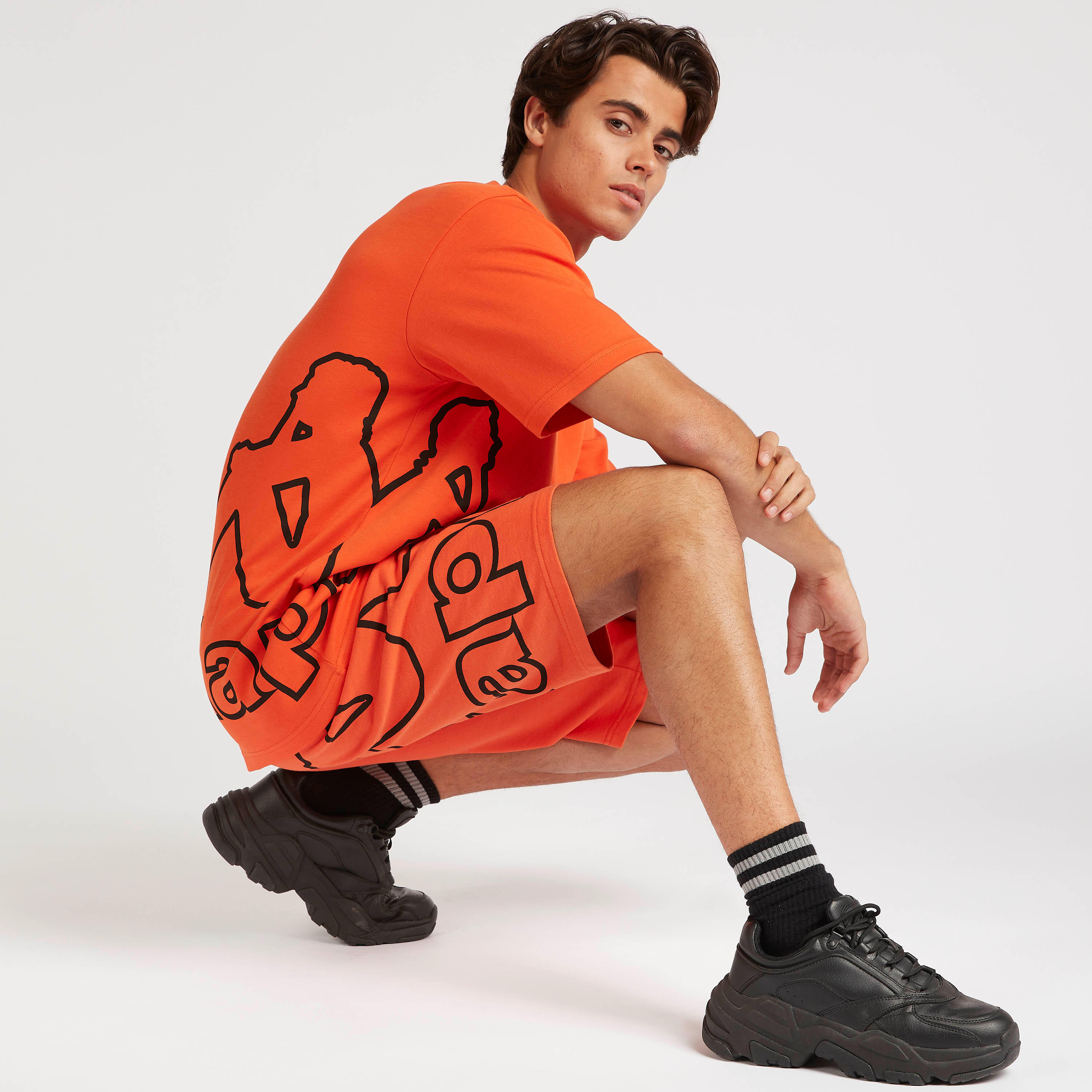 تيشيرت واسع بطبعات شعار وياقة ضيّقة من كابا-men-clothing-sportswearandactivewear-tshirtsandpolos-image-3