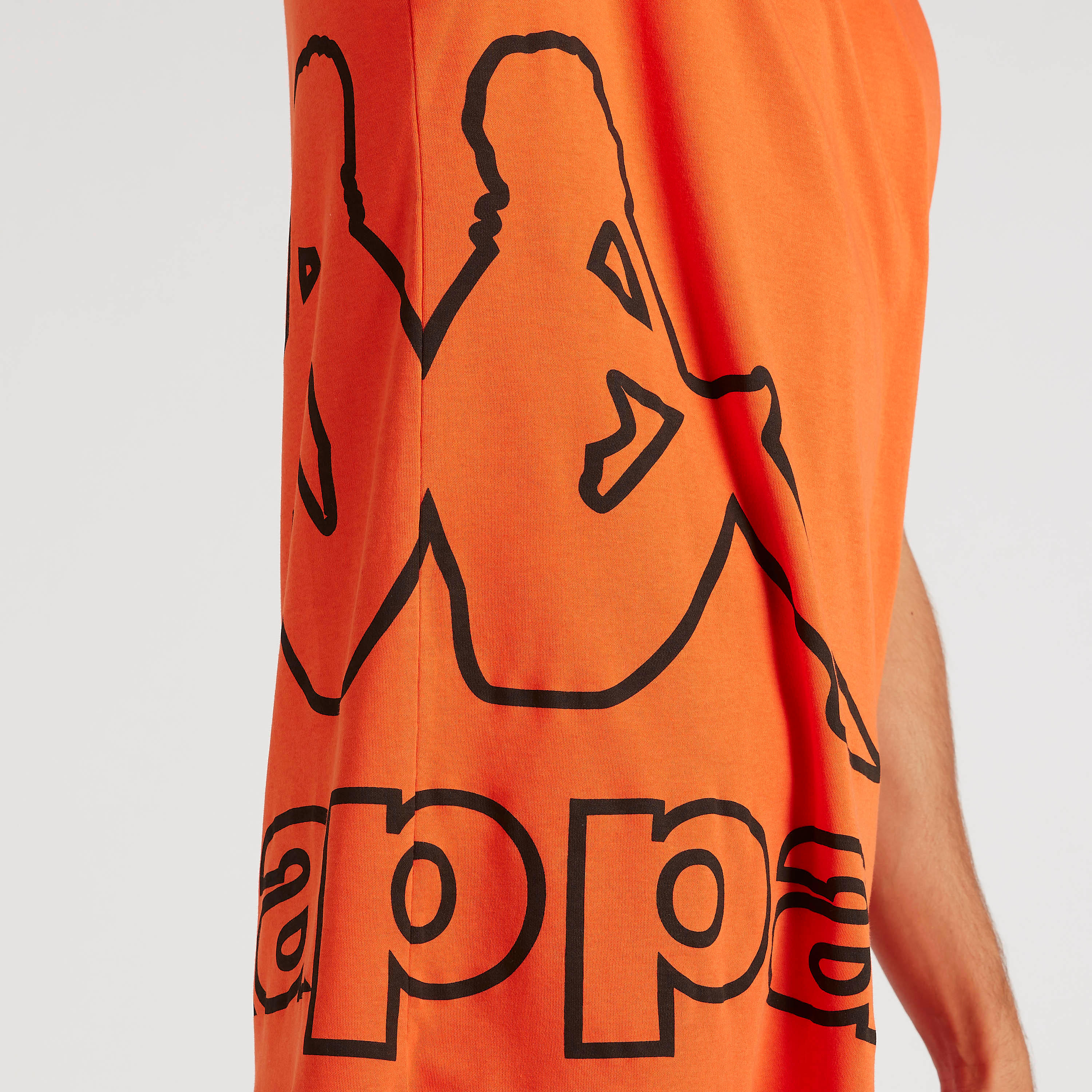تيشيرت واسع بطبعات شعار وياقة ضيّقة من كابا-men-clothing-sportswearandactivewear-tshirtsandpolos-image-5
