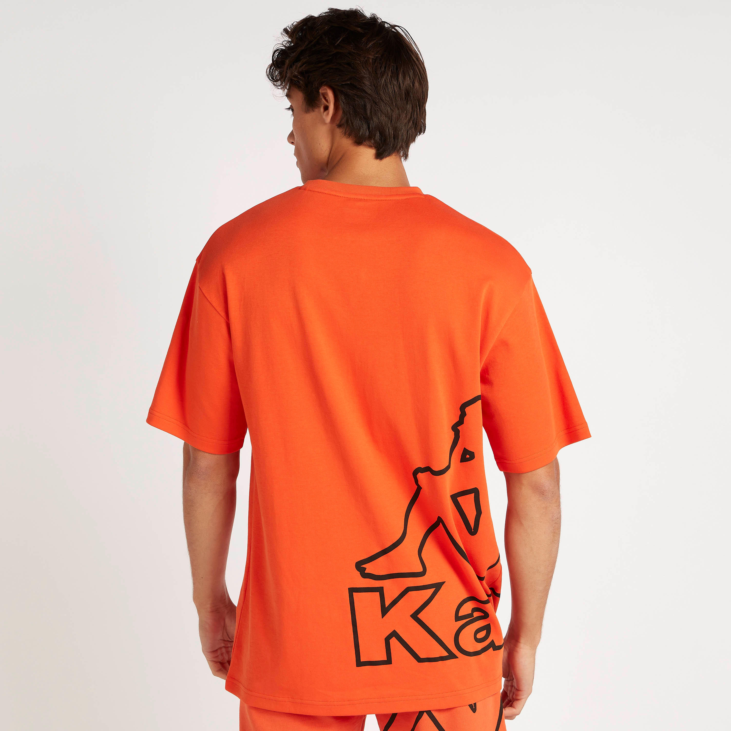 تيشيرت واسع بطبعات شعار وياقة ضيّقة من كابا-men-clothing-sportswearandactivewear-tshirtsandpolos-image-6