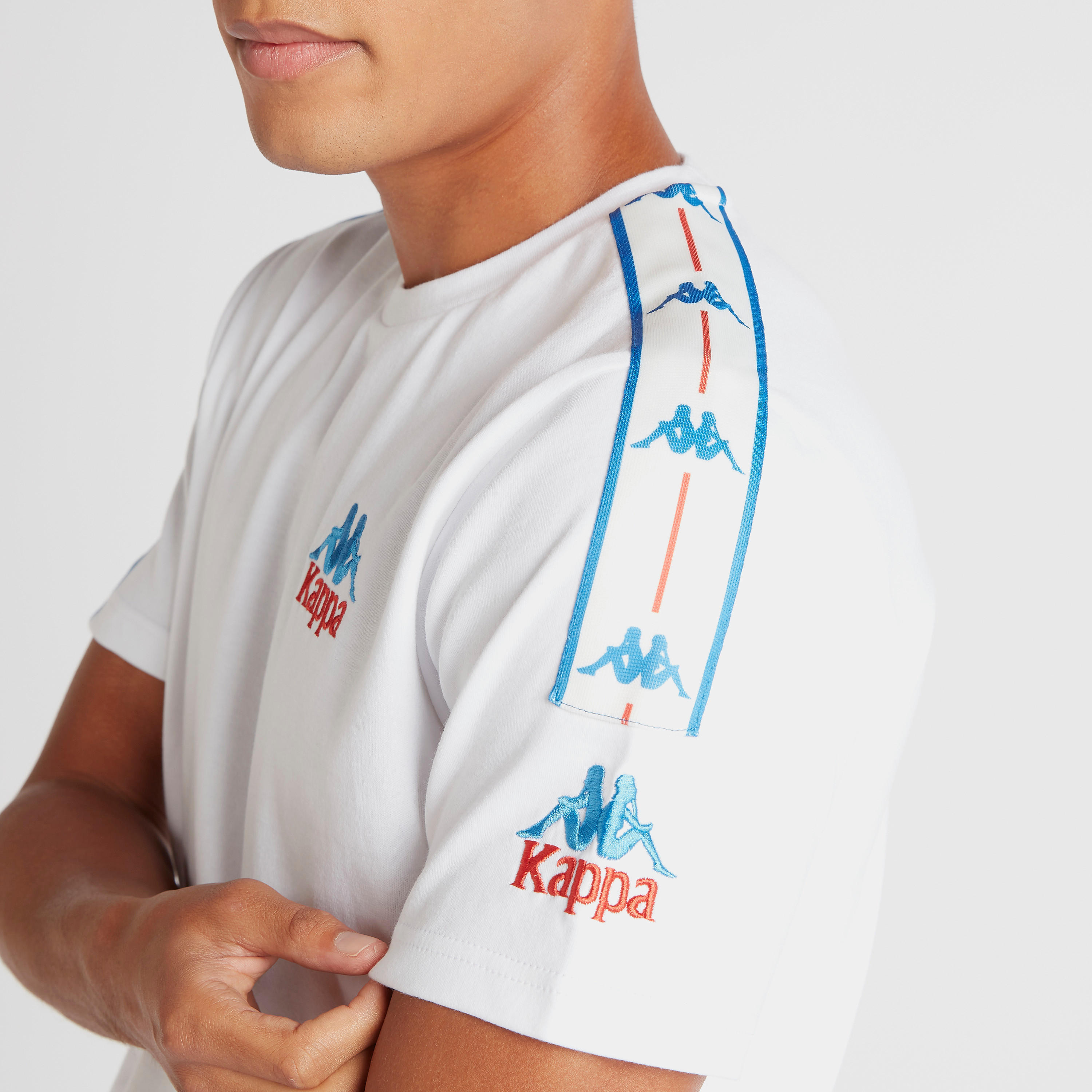 تيشيرت مطرّز بياقة ضيّقة وأكمام قصيرة من كابا-men-clothing-sportswearandactivewear-tshirtsandpolos-image-3