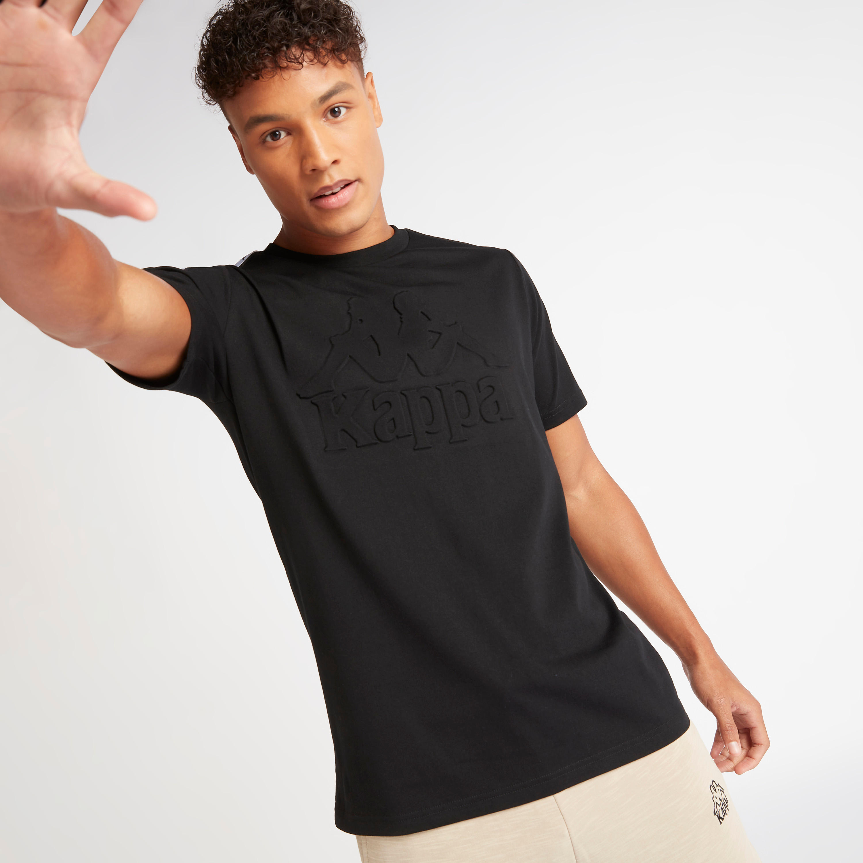 تيشيرت بأكمام قصيرة وتفاصيل شريطة بطبعات من كابا-men-clothing-sportswearandactivewear-tshirtsandpolos-image-1