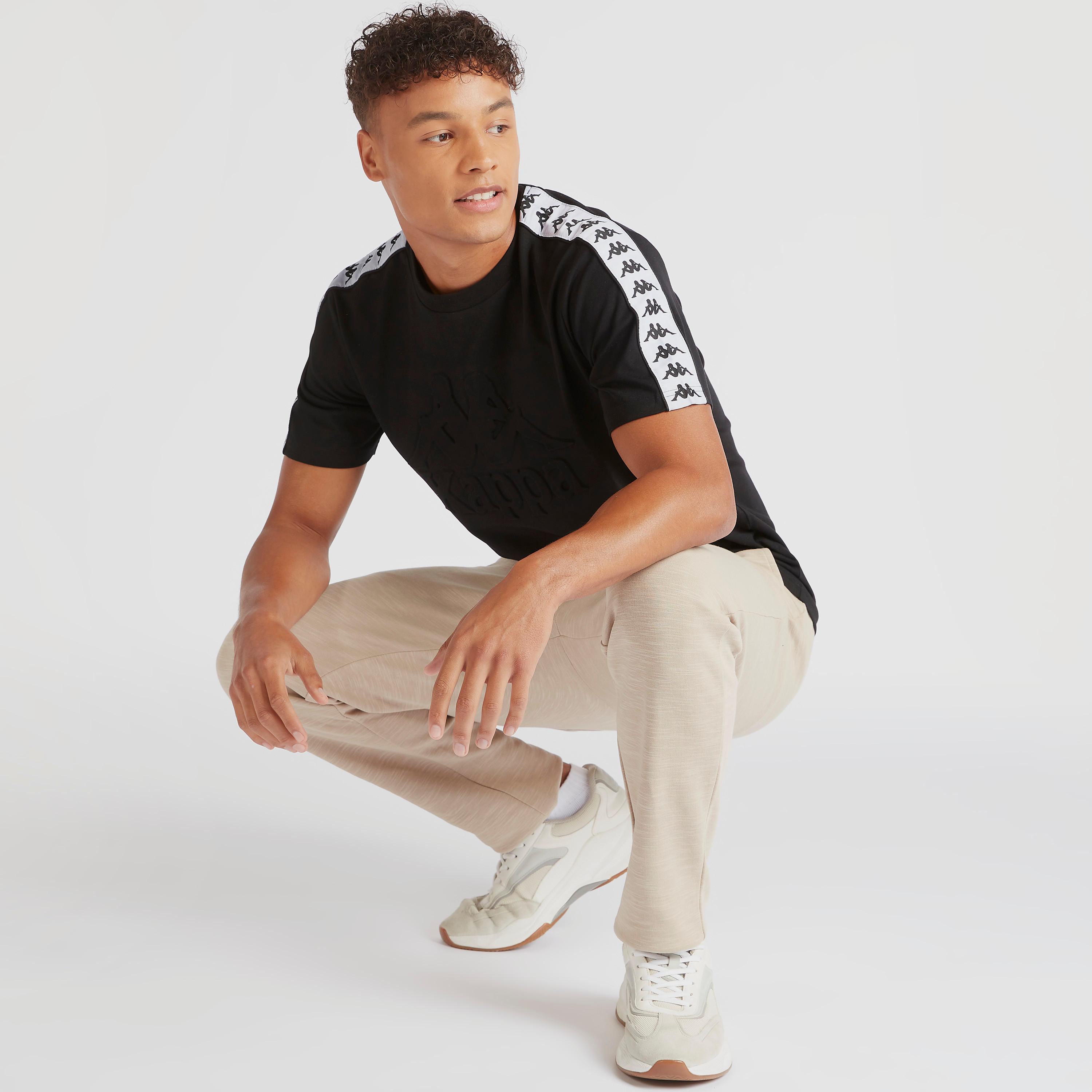تيشيرت بأكمام قصيرة وتفاصيل شريطة بطبعات من كابا-men-clothing-sportswearandactivewear-tshirtsandpolos-image-2
