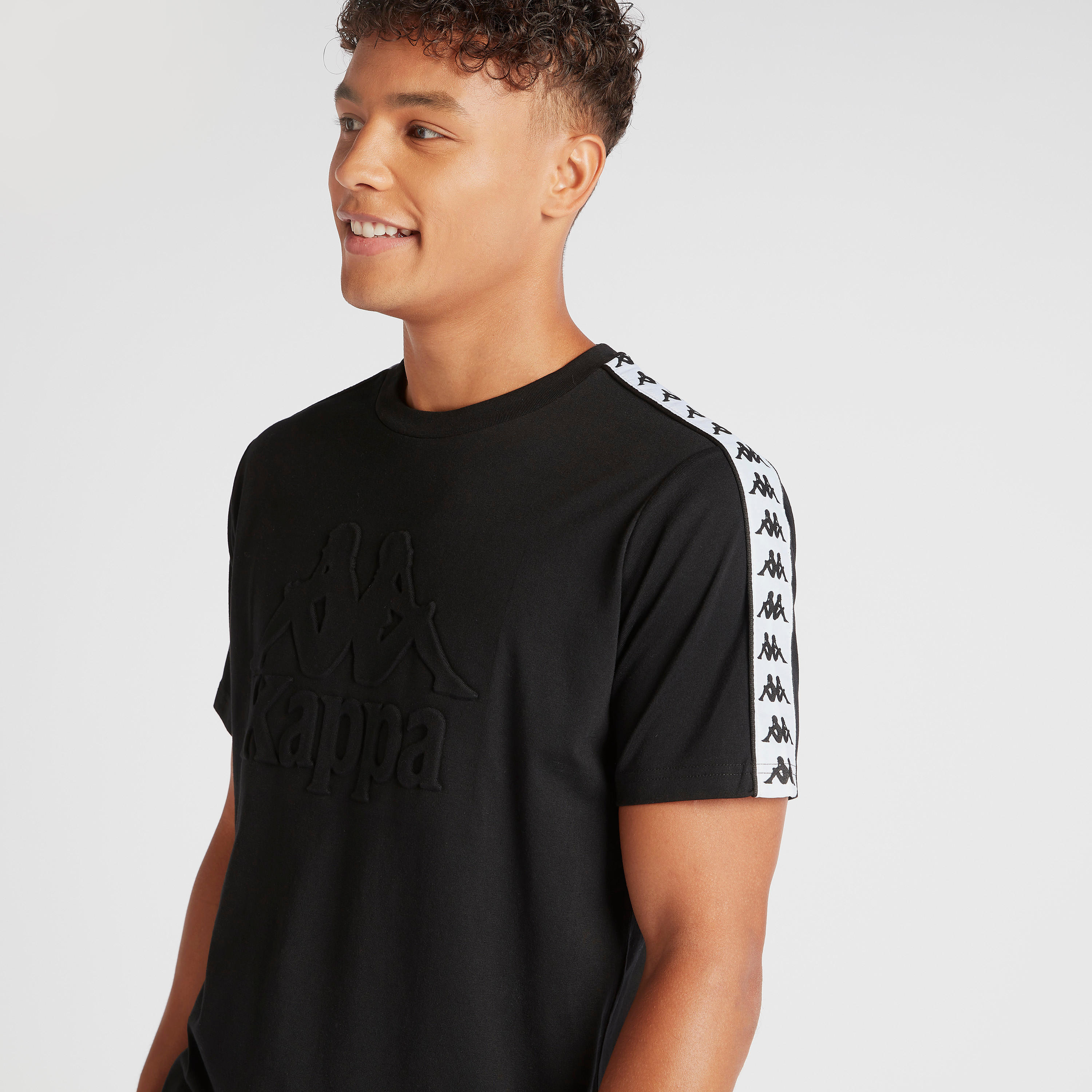 تيشيرت بأكمام قصيرة وتفاصيل شريطة بطبعات من كابا-men-clothing-sportswearandactivewear-tshirtsandpolos-image-3