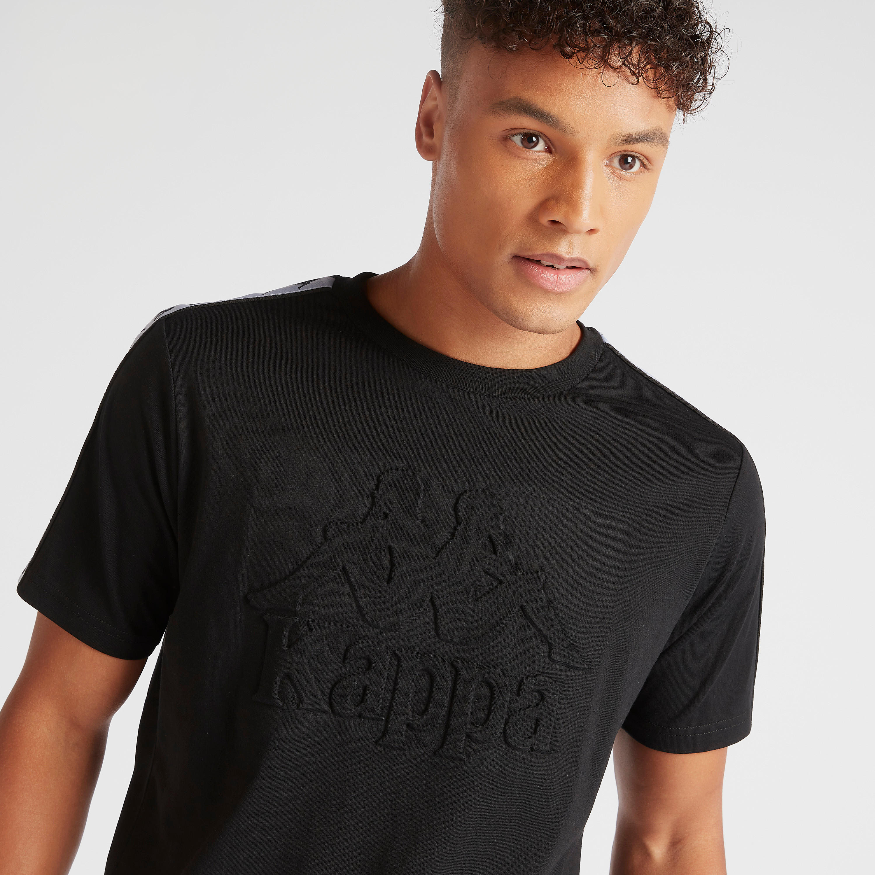 تيشيرت بأكمام قصيرة وتفاصيل شريطة بطبعات من كابا-men-clothing-sportswearandactivewear-tshirtsandpolos-image-6