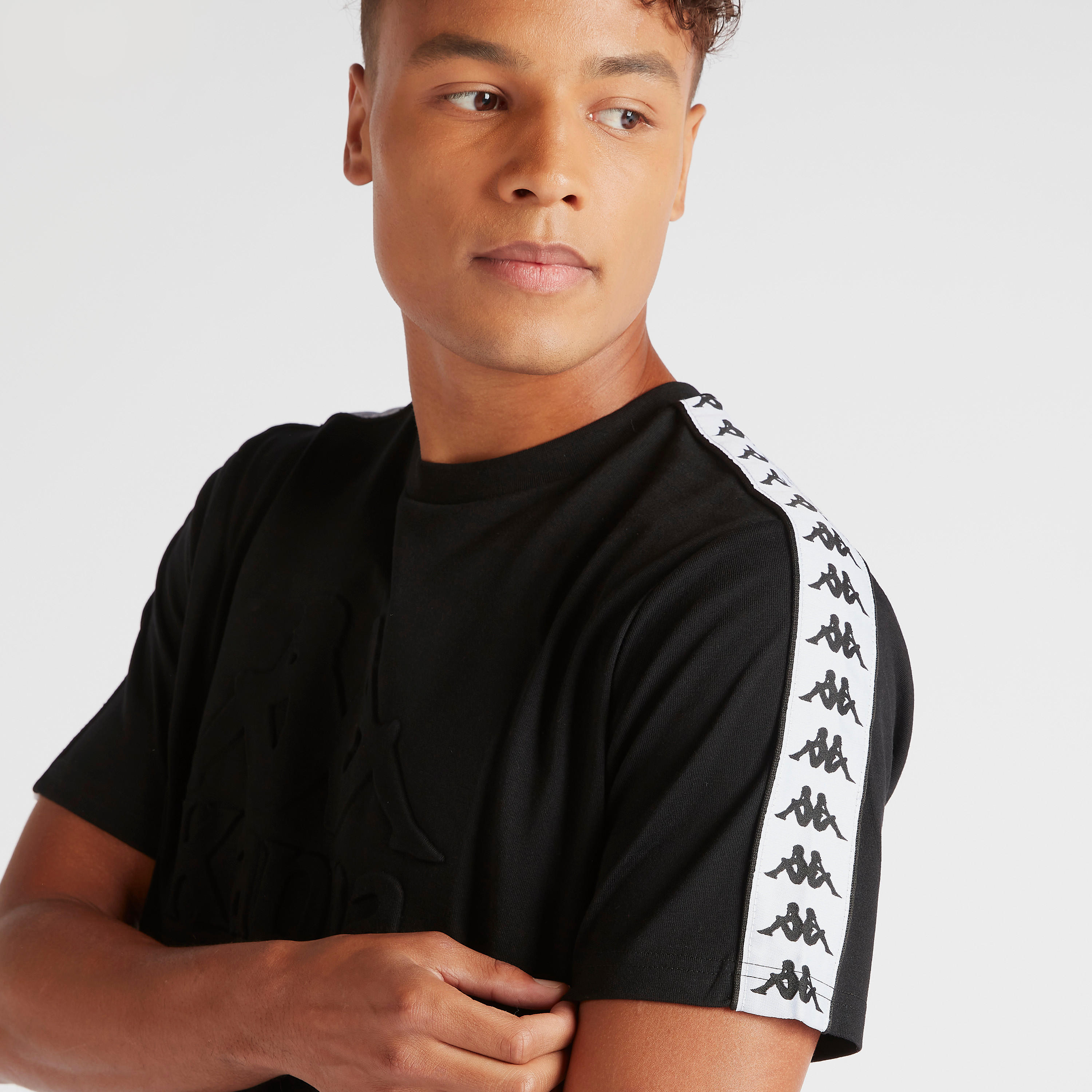 تيشيرت بأكمام قصيرة وتفاصيل شريطة بطبعات من كابا-men-clothing-sportswearandactivewear-tshirtsandpolos-image-7