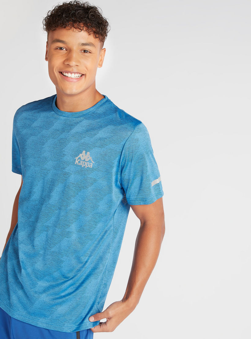 تيشيرت بياقة ضيّقة وأكمام قصيرة وطبعات من كابا-men-clothing-sportswearandactivewear-tshirtsandpolos-image-6
