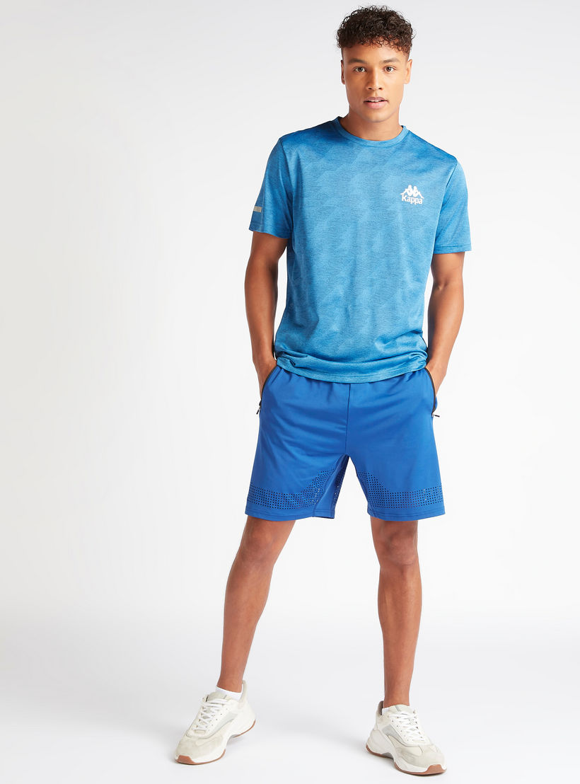 تيشيرت بياقة ضيّقة وأكمام قصيرة وطبعات من كابا-men-clothing-sportswearandactivewear-tshirtsandpolos-image-5