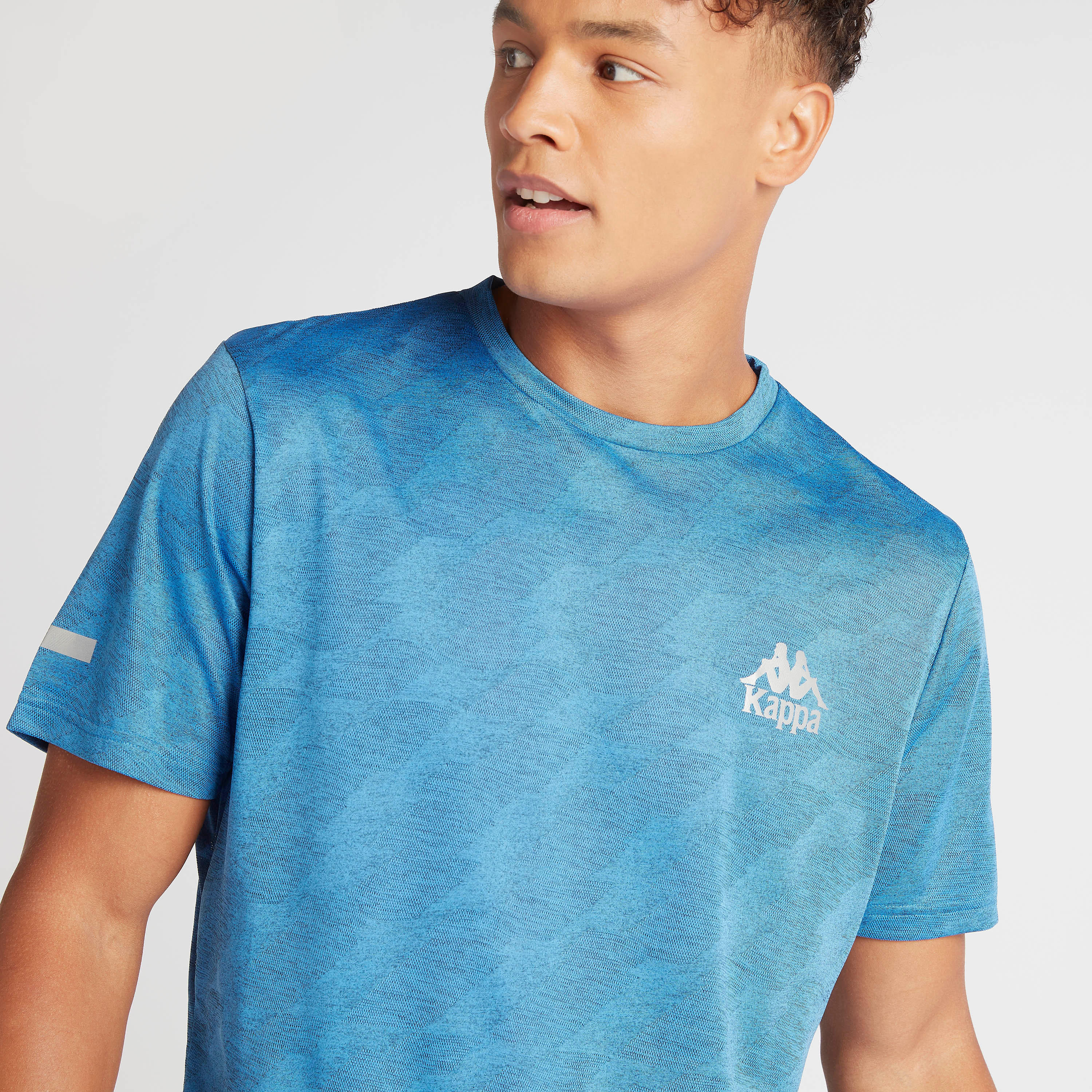 تيشيرت بياقة ضيّقة وأكمام قصيرة وطبعات من كابا-men-clothing-sportswearandactivewear-tshirtsandpolos-image-4