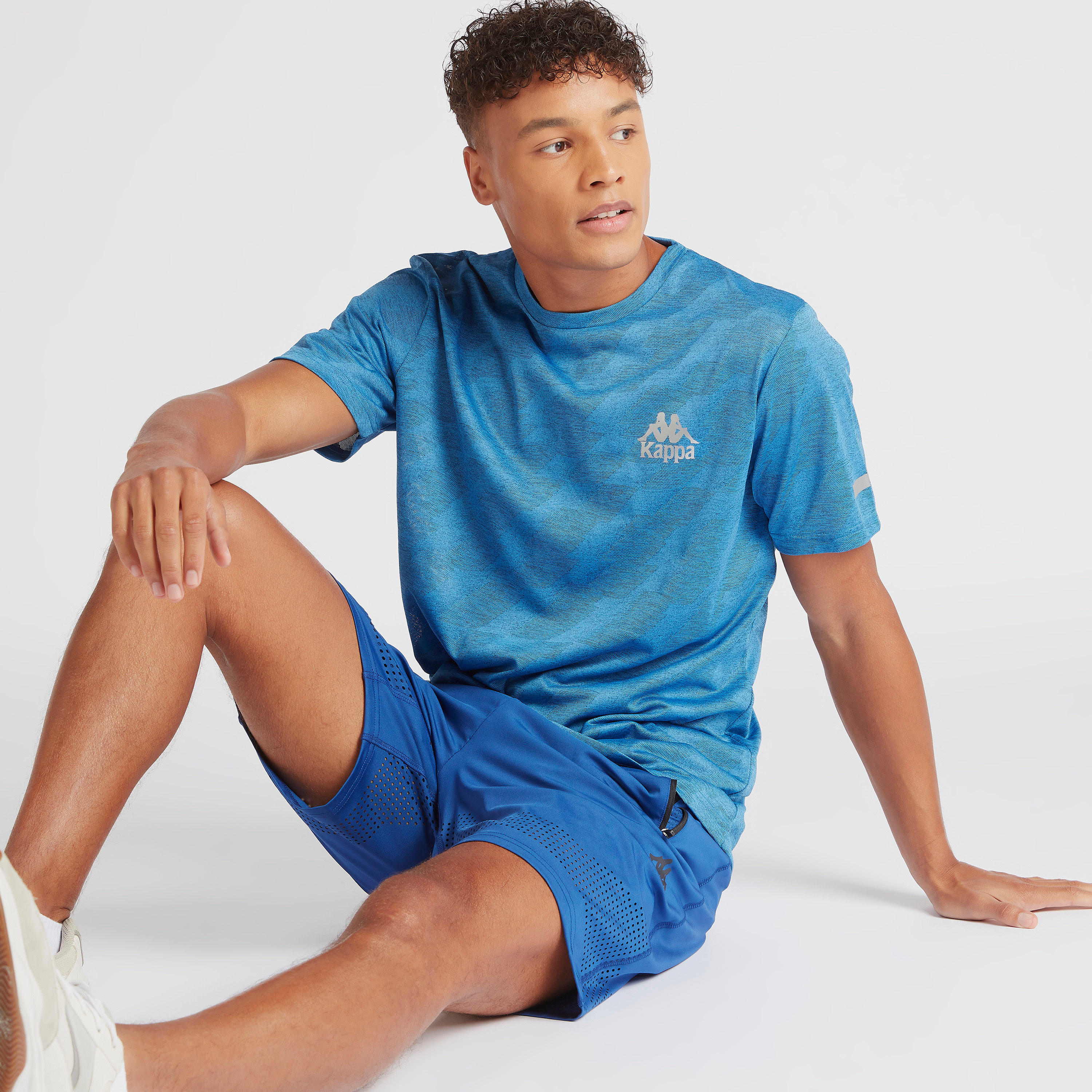 تيشيرت بياقة ضيّقة وأكمام قصيرة وطبعات من كابا-men-clothing-sportswearandactivewear-tshirtsandpolos-image-1