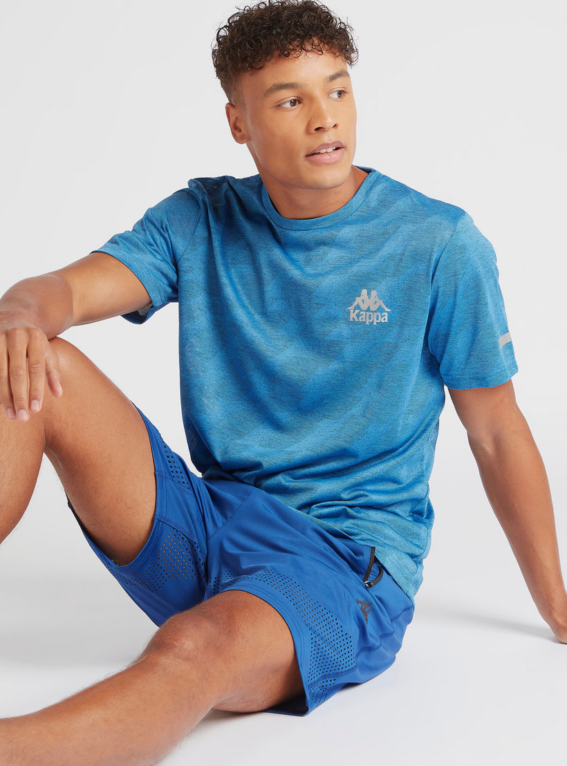 تيشيرت بياقة ضيّقة وأكمام قصيرة وطبعات من كابا-men-clothing-sportswearandactivewear-tshirtsandpolos-image-1