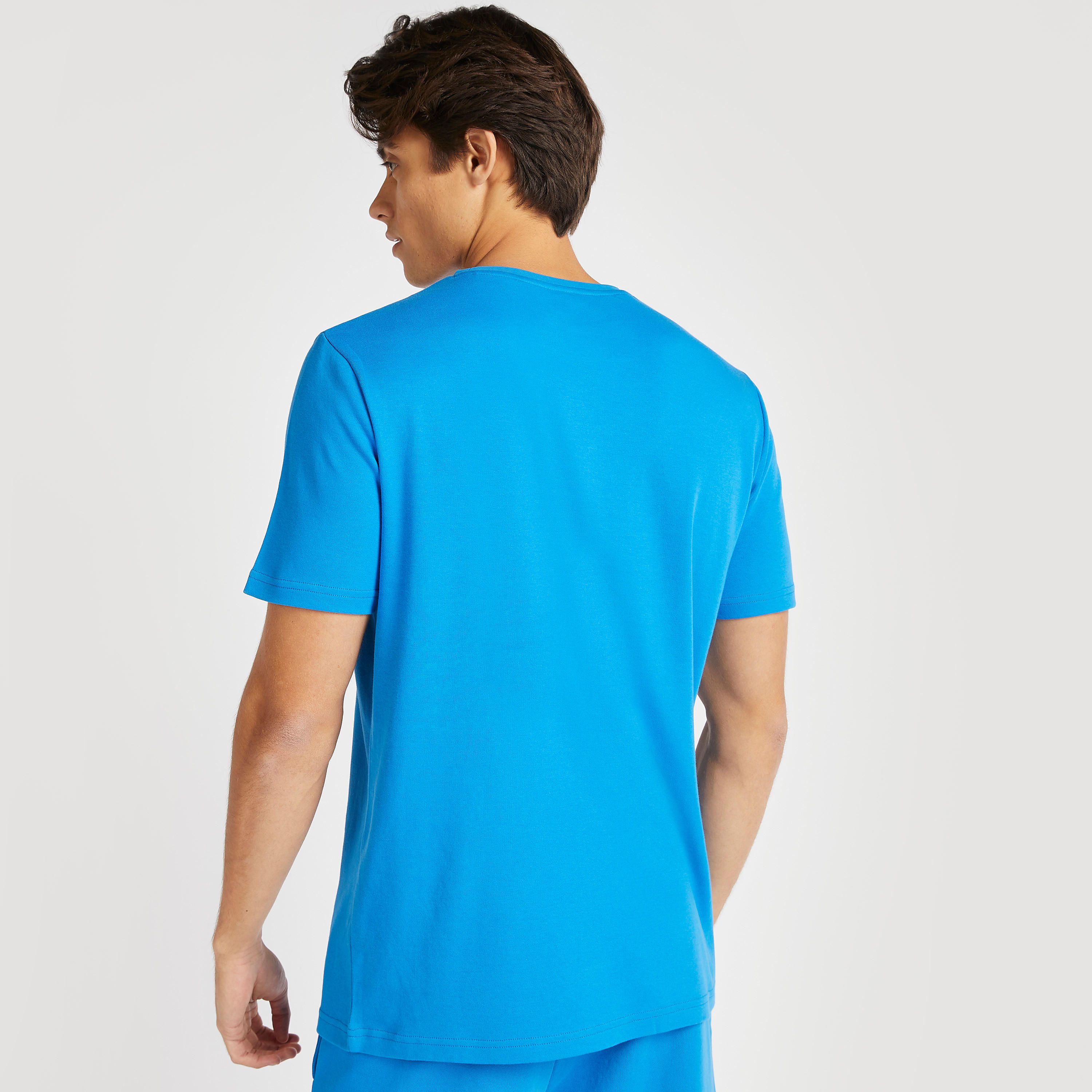 تيشيرت بياقة ضيّقة وأكمام قصيرة-men-clothing-sportswearandactivewear-tshirtsandpolos-image-4