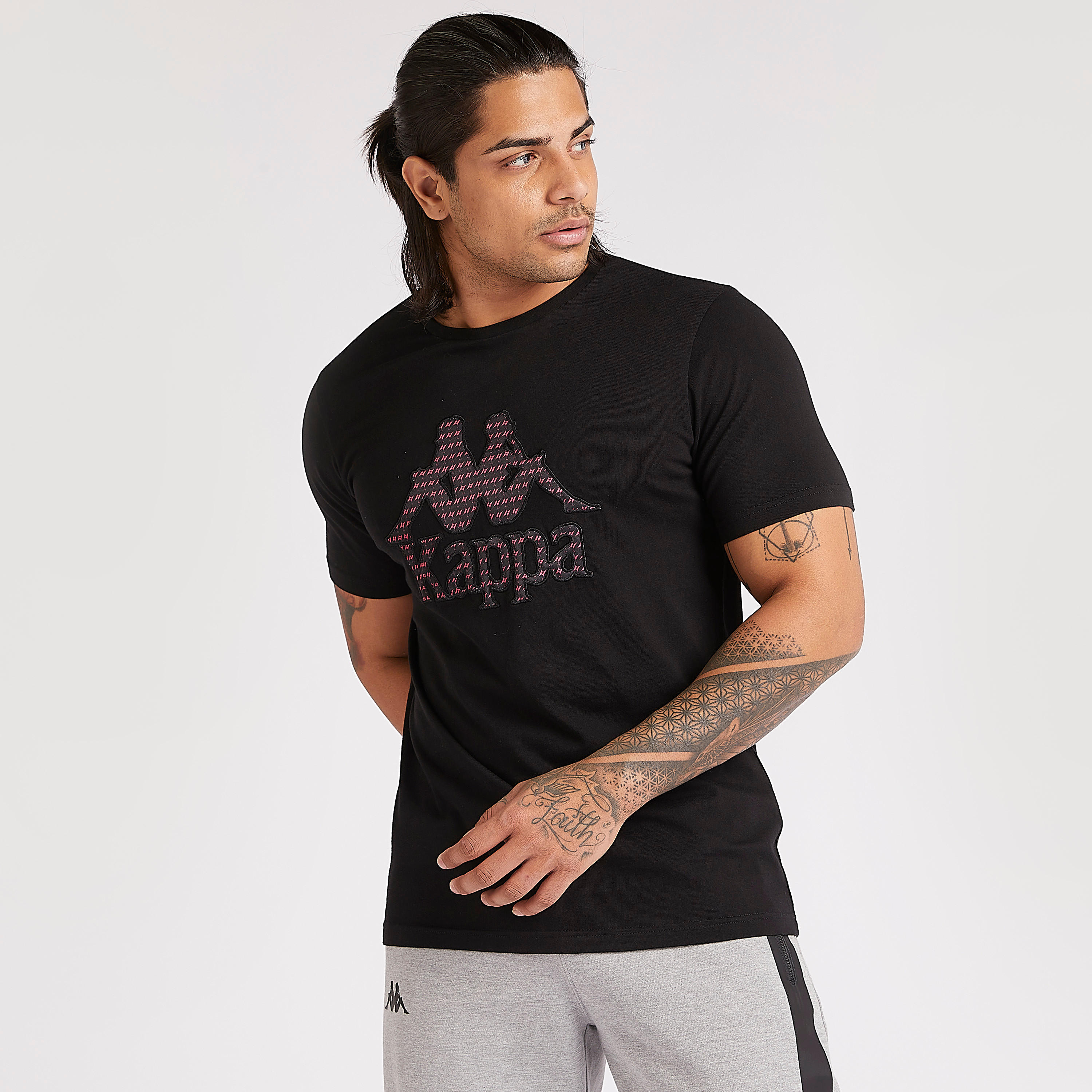 تيشيرت بياقة ضيّقة وأكمام قصيرة وطبعات من كابا-men-clothing-sportswearandactivewear-tshirtsandpolos-image-1