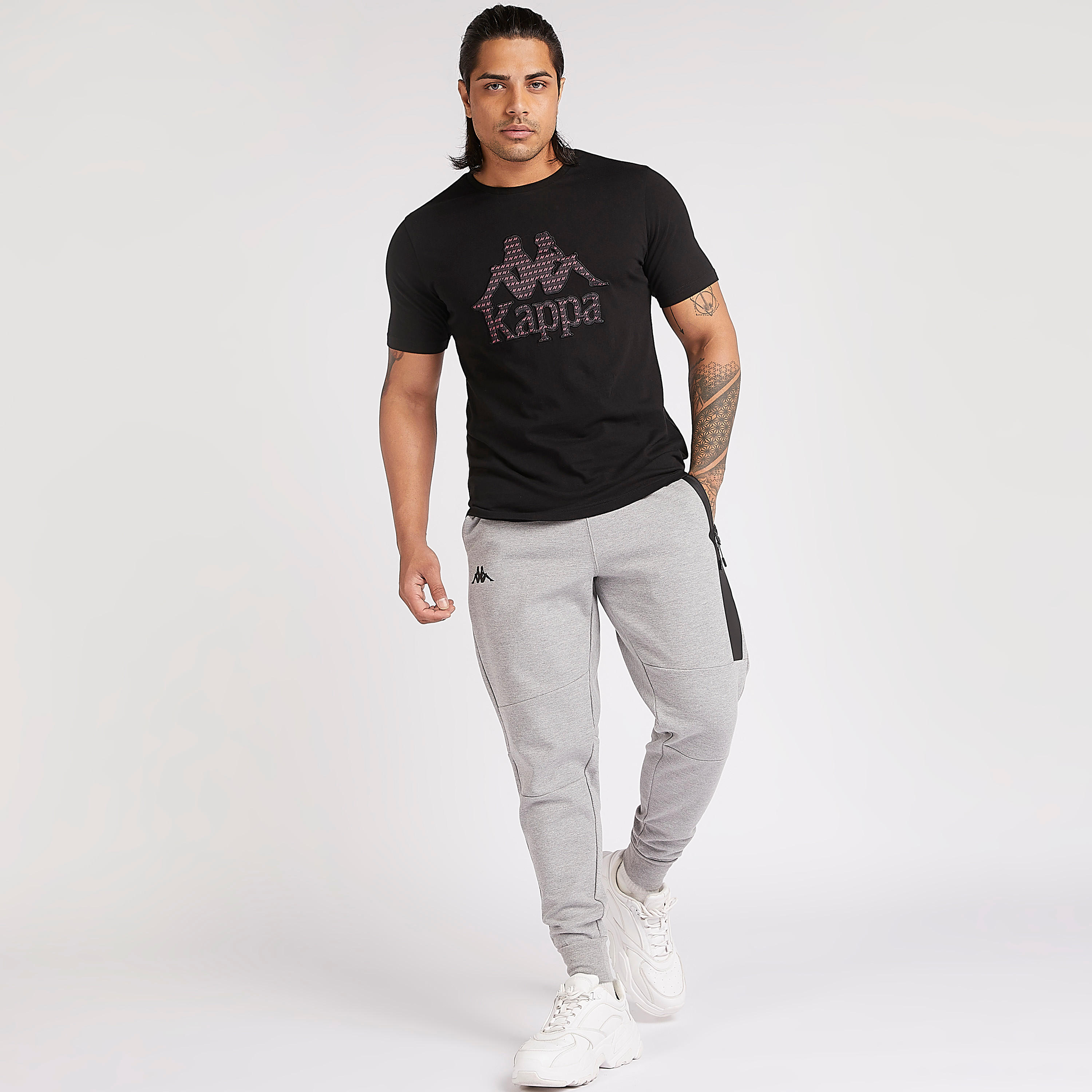 تيشيرت بياقة ضيّقة وأكمام قصيرة وطبعات من كابا-men-clothing-sportswearandactivewear-tshirtsandpolos-image-2