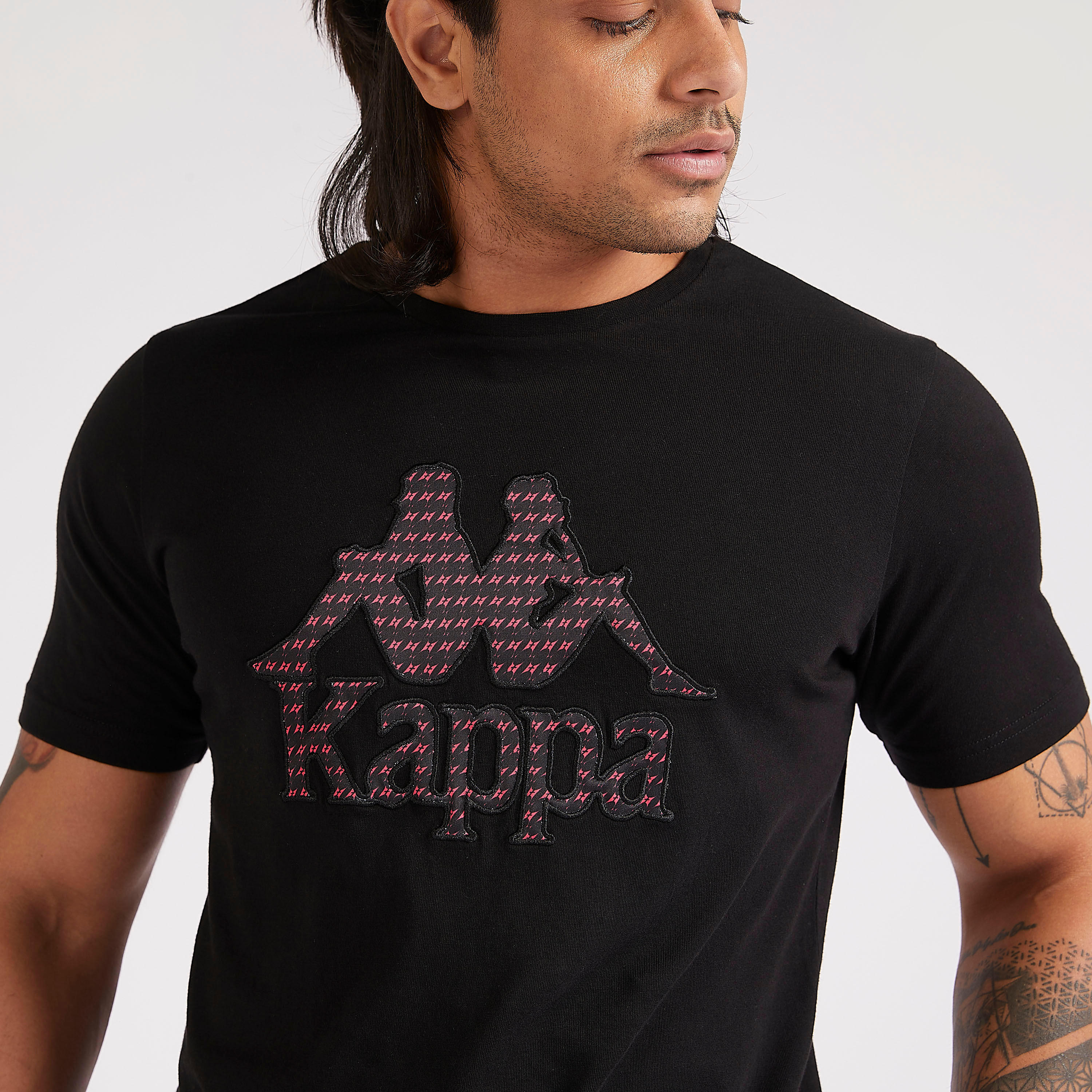 تيشيرت بياقة ضيّقة وأكمام قصيرة وطبعات من كابا-men-clothing-sportswearandactivewear-tshirtsandpolos-image-3