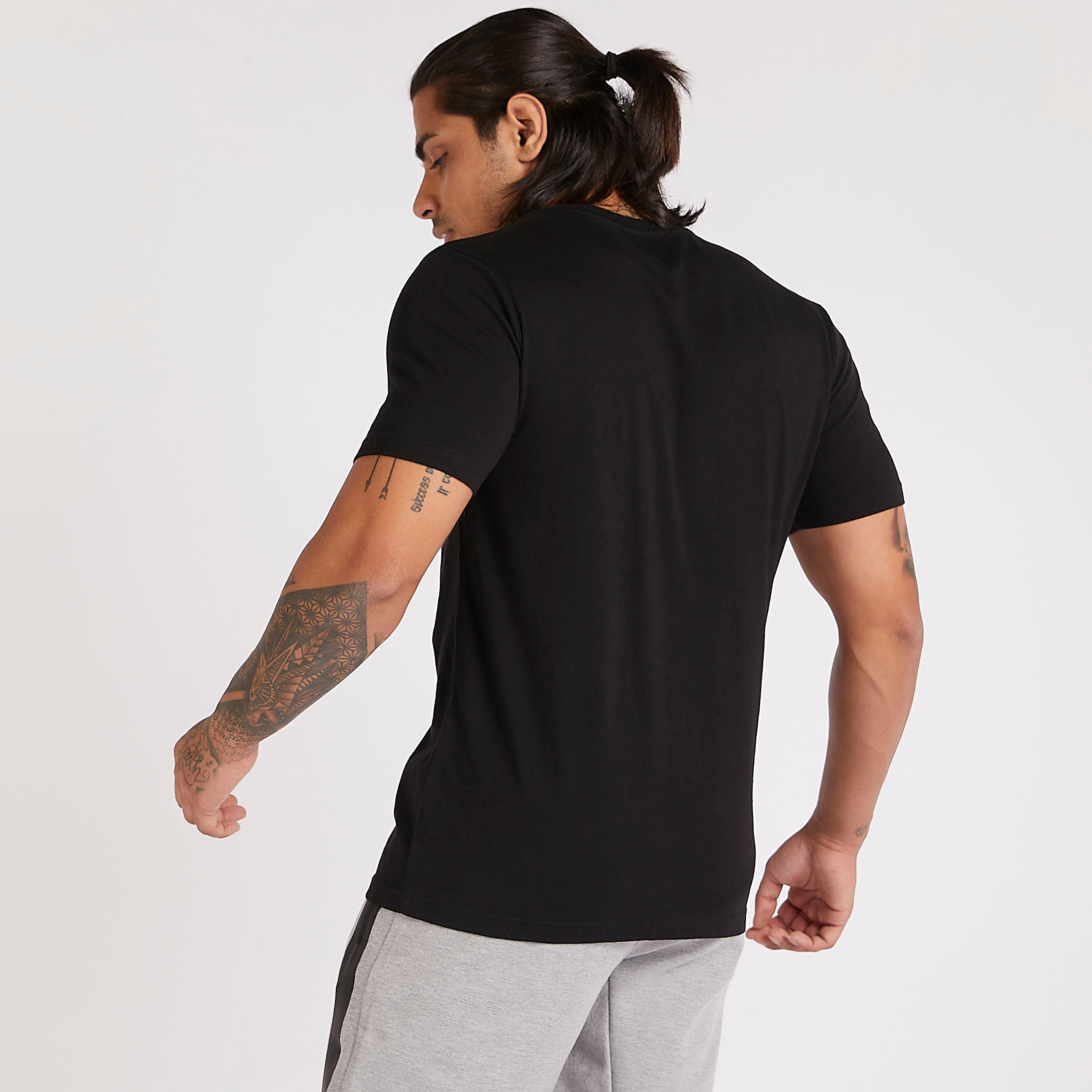 تيشيرت بياقة ضيّقة وأكمام قصيرة وطبعات من كابا-men-clothing-sportswearandactivewear-tshirtsandpolos-image-4