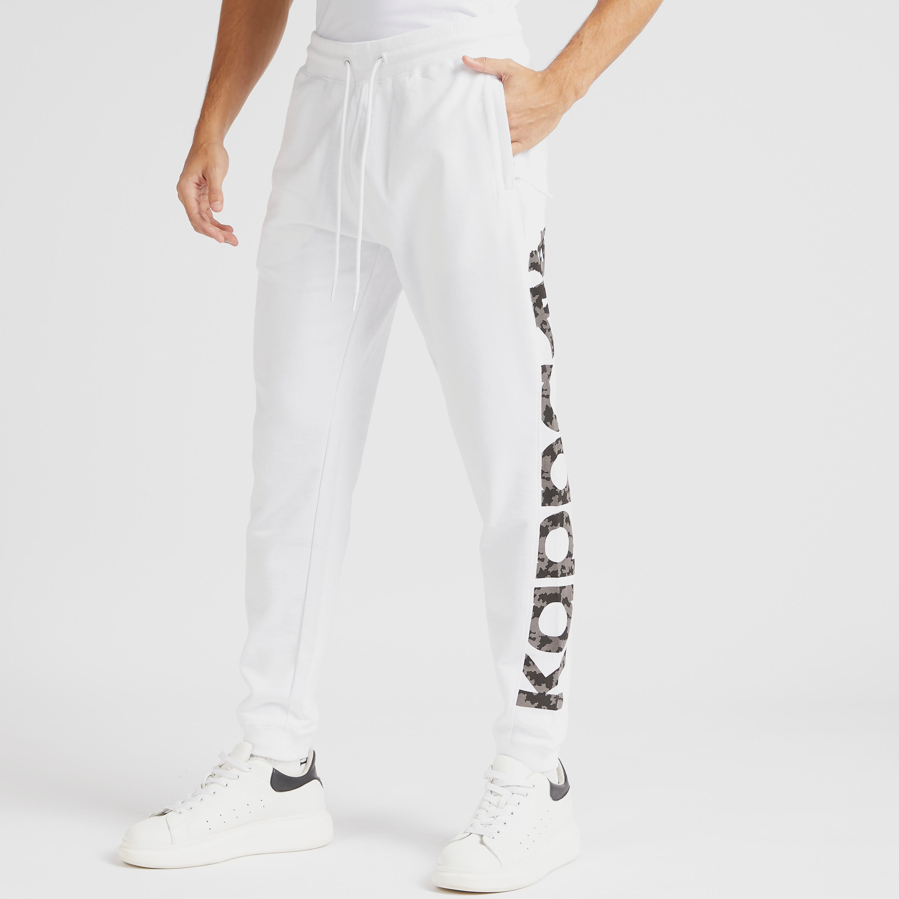 بنطلون رياضي برباط إغلاق وطبعات من كابا-men-clothing-sportswearandactivewear-tracksuits-image-4
