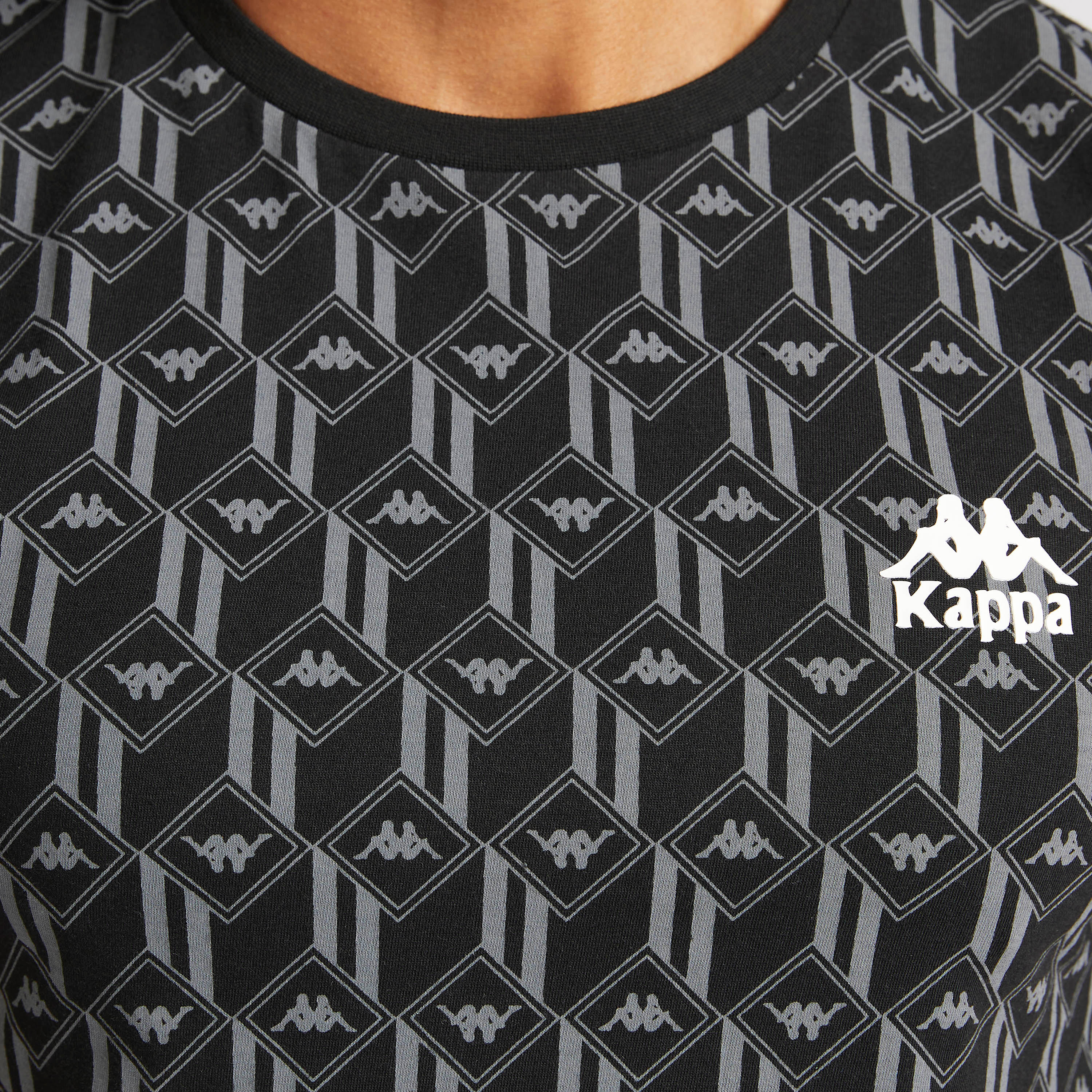 تيشيرت بطبعات وياقة ضيّقة وأكمام قصيرة من كابا-men-clothing-sportswearandactivewear-tshirtsandpolos-image-3