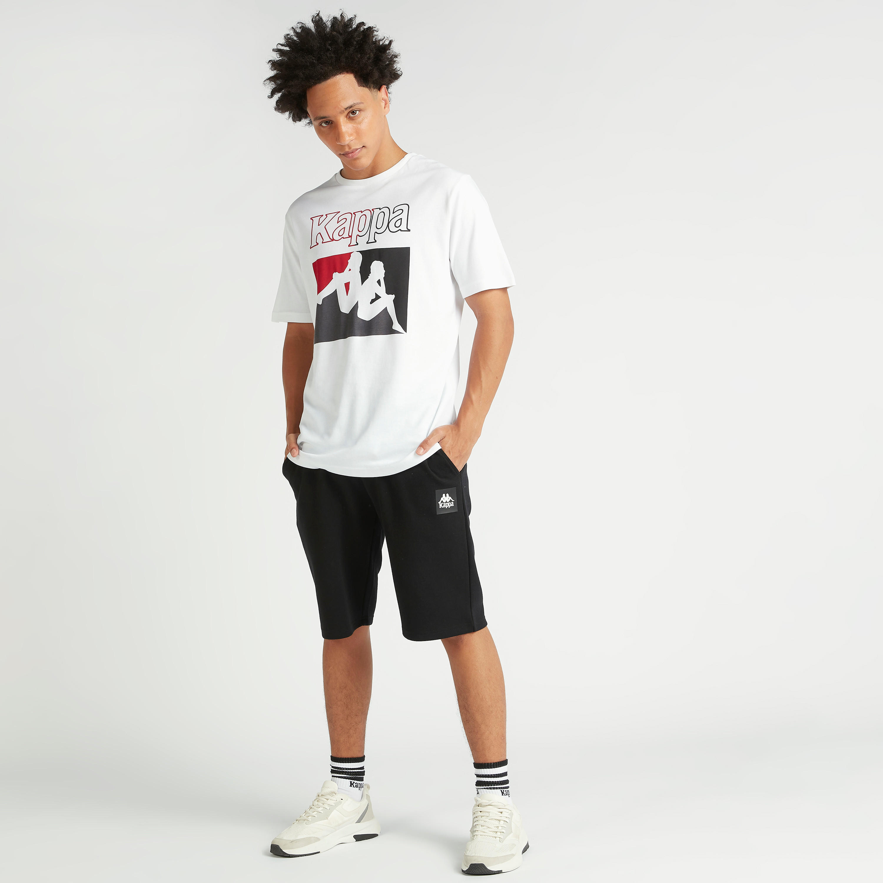 تيشيرت بياقة ضيّقة وأكمام قصيرة وطبعات من كابا-men-clothing-sportswearandactivewear-tshirtsandpolos-image-2