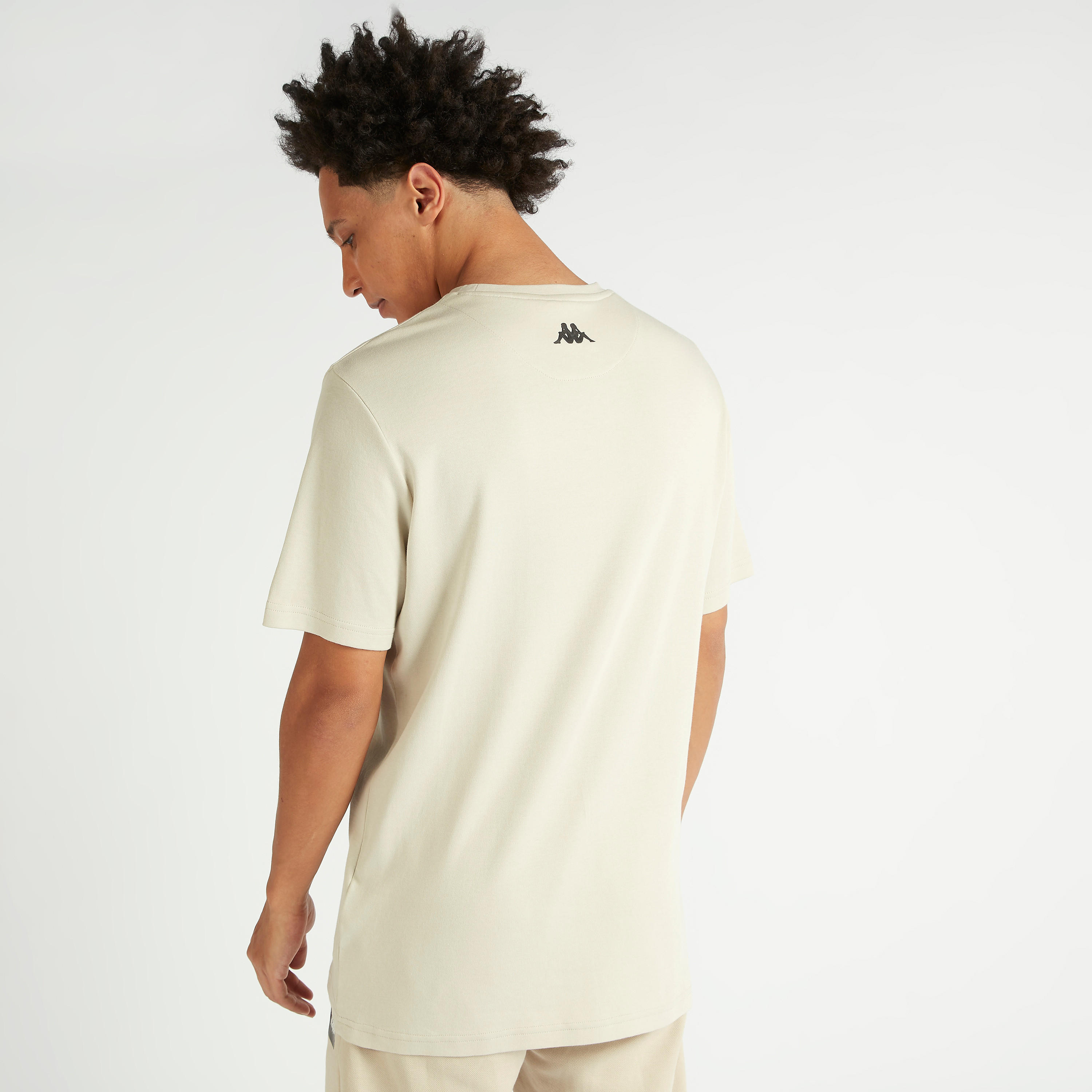 تيشيرت بياقة ضيّقة وأكمام قصيرة وطبعات من كابا-men-clothing-sportswearandactivewear-tshirtsandpolos-image-4